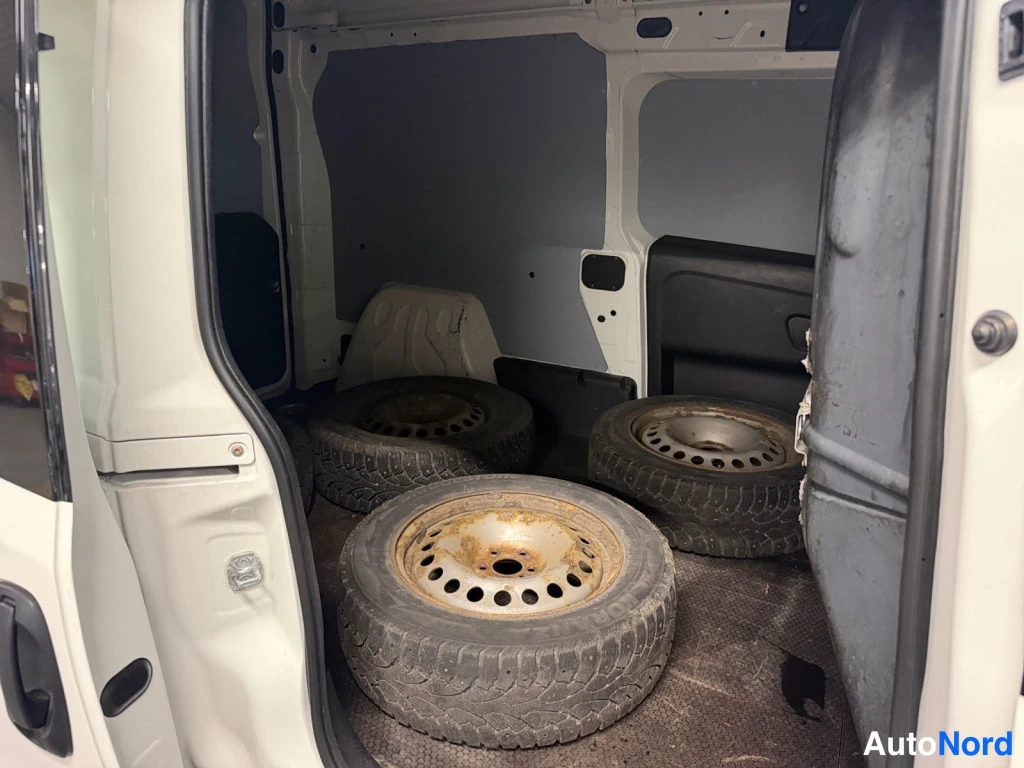 Muu: Pakettiauton tavaratila neljäällä talvirenkaalla vanneilla.