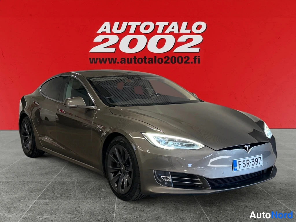Etuviisto, nokka oikealle: Tesla Model S -sedanin etukulma, maski ja ajovalot näkyvissä, rekisteritunnus.