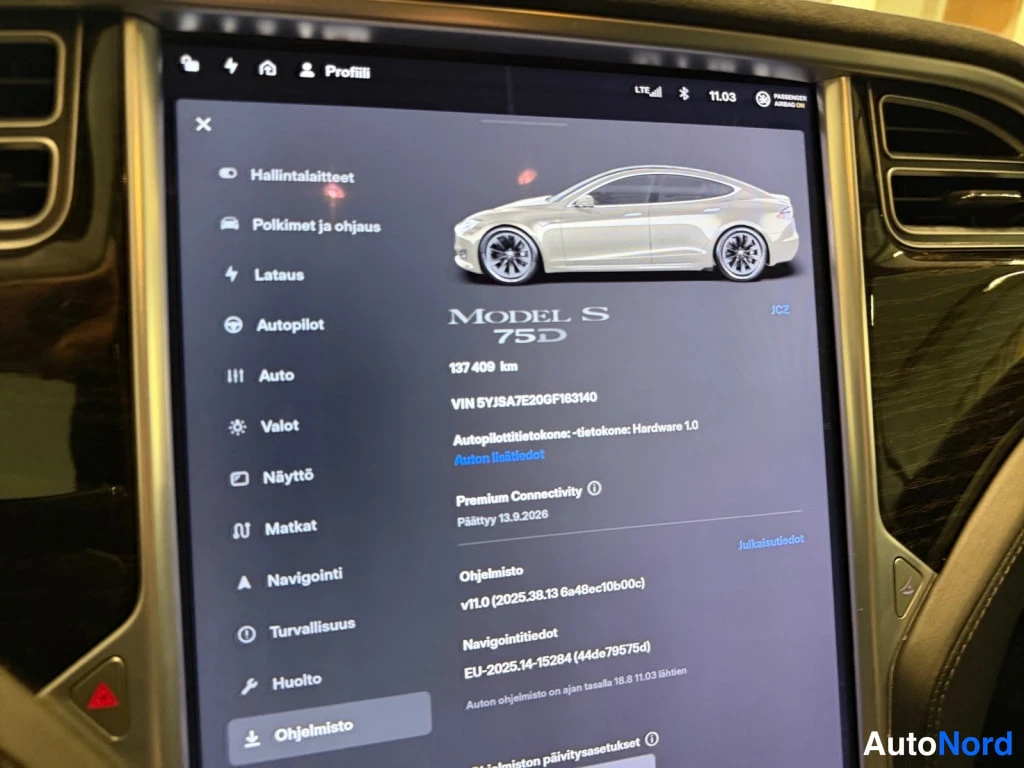 Edestä: Tesla Model S -nдосcreenin Ohjelmat ja ohjaus -nдосcreen: Ohjaus- ja hallintaohjelmisto Autopilot, lataus ja VIN 5YJSA7E20GF163140.