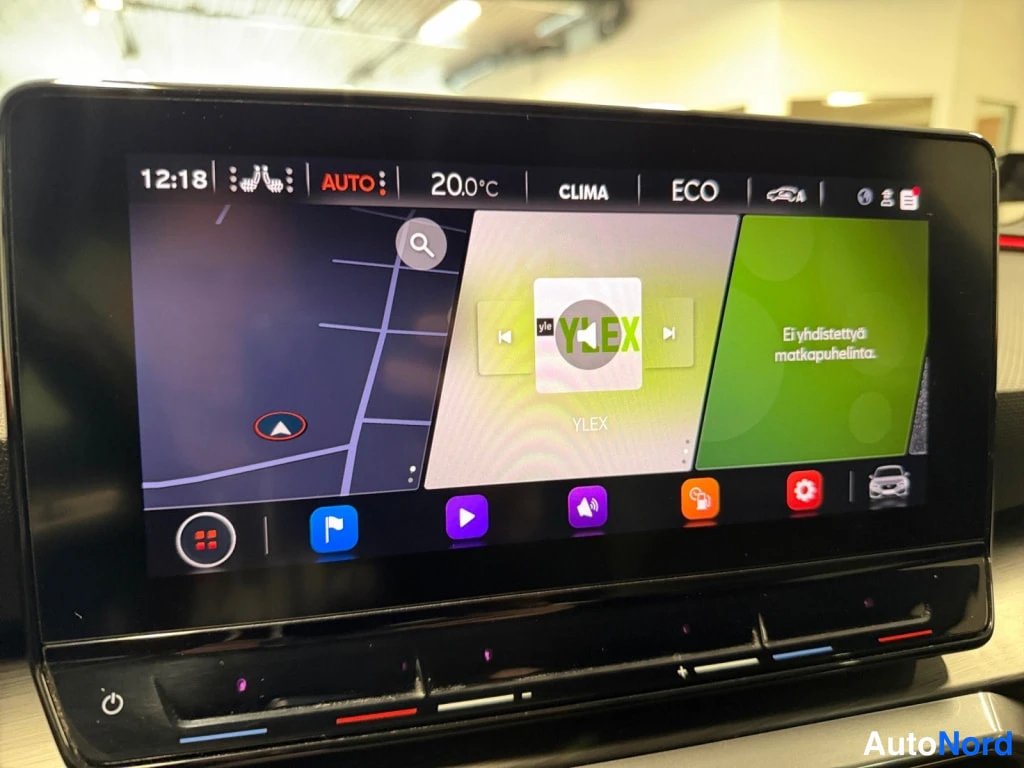 Yksityiskohta: Auton kojelaudan infotainment-näyttö, jossa on kartta, YleX-radio ja ilmastointiasetukset (AUTO, 20,0 °C, CLIMA, ECO).