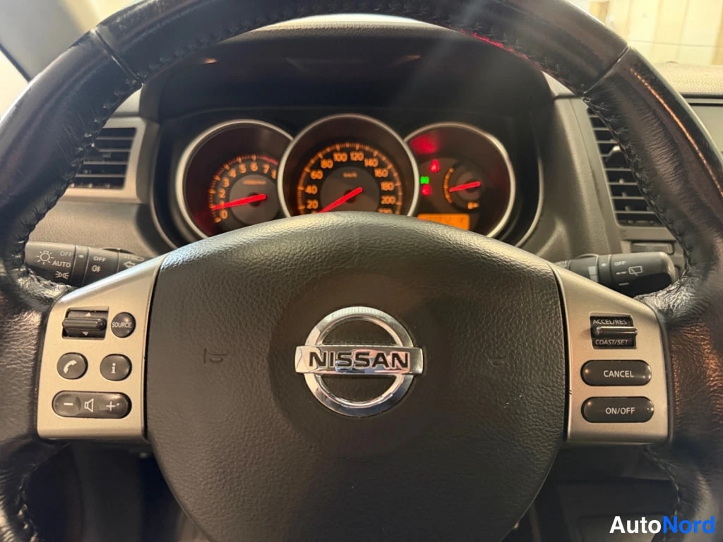 Muu: Ohjauspyörän ja kojelaudan takanäkyvät mittarit: Nissan-merkki ohjauspyörässä, nopeusmittari ja kierroslukumittari, cruise control -painikkeet.