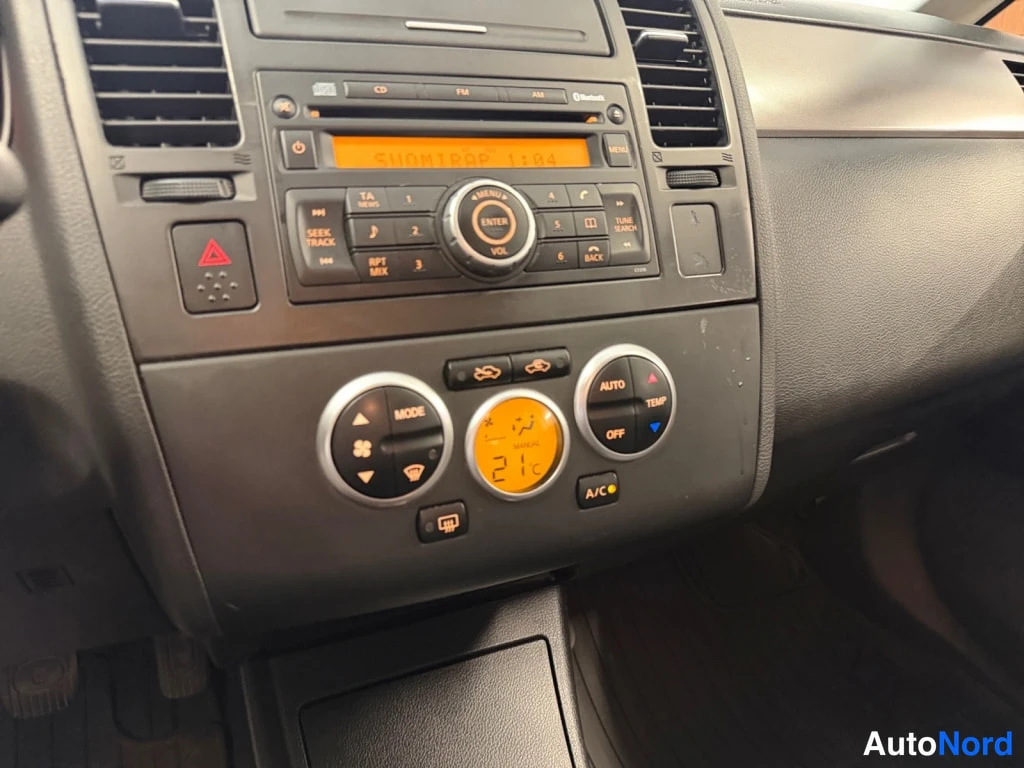 Muu: Keskinäytön konsoli: radio-CD-yksikkö näytöllä SUMMITAP 1:04 ja Bluetooth-merkintä, automaattinen kaksipiirinen ilmastointi (AUTO/TEMP/OFF, A/C) asetettuna 21 °