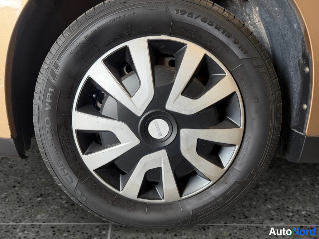 Yksityiskohta: Renkaan sivuprofiili lähikuva: rengassa lukee 195/65 R15 91H ja CHAMPIRO VP1.