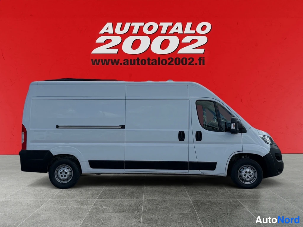 Sivulta: Valkoisen Opel Movano -pakettiauton sivunäkymä, liukulaajennus oven kahva ja korin musta lista näkyvät.