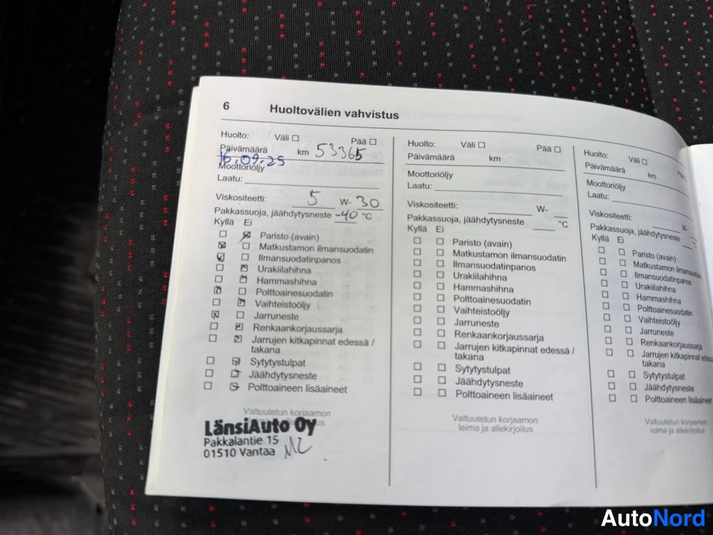 Asiakirja: Huoltovälien vahvistus -sivu palveluskirjasta, käsinkirjoitettu päivämäärä 16.09.25 ja lukema 53365 km, LänsiAuto Oy -leima