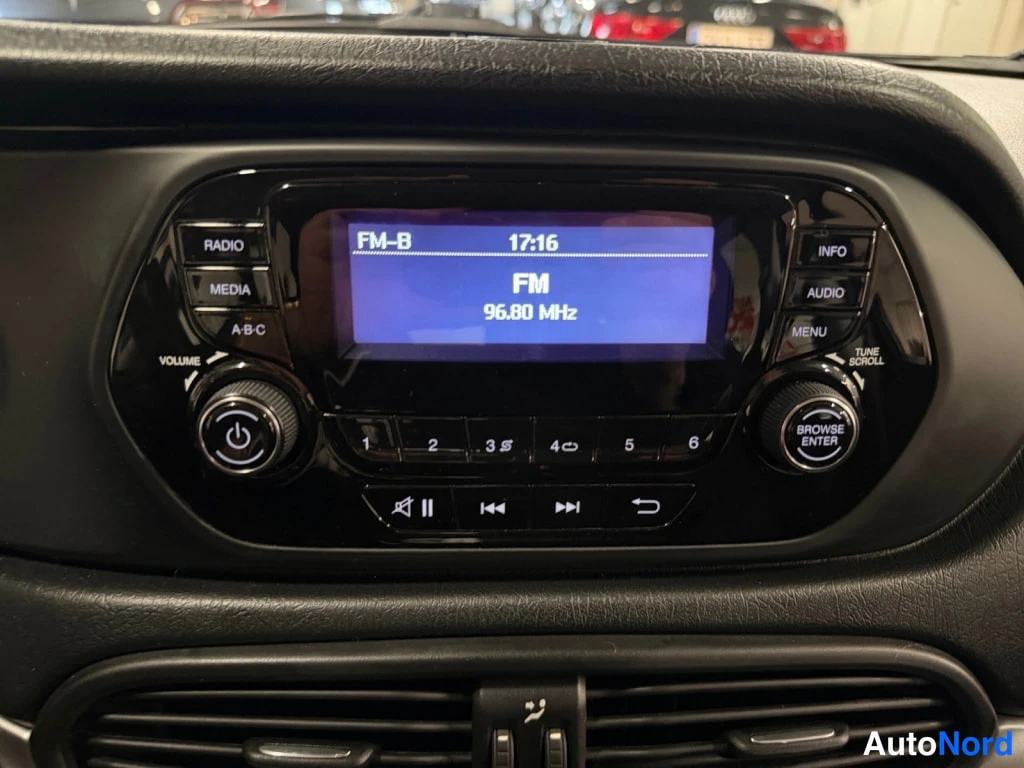 Muu: Detailkuva: autoradion näyttö, jolla lukee 'FM-B 17:16' ja 'FM 96.80 MHz'.