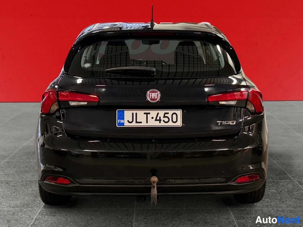Takaa: Mustan Fiat Tipon suora takanäkymä: takavalot, T190-merkintä, rekisteritunnus, haken puskurin alla.