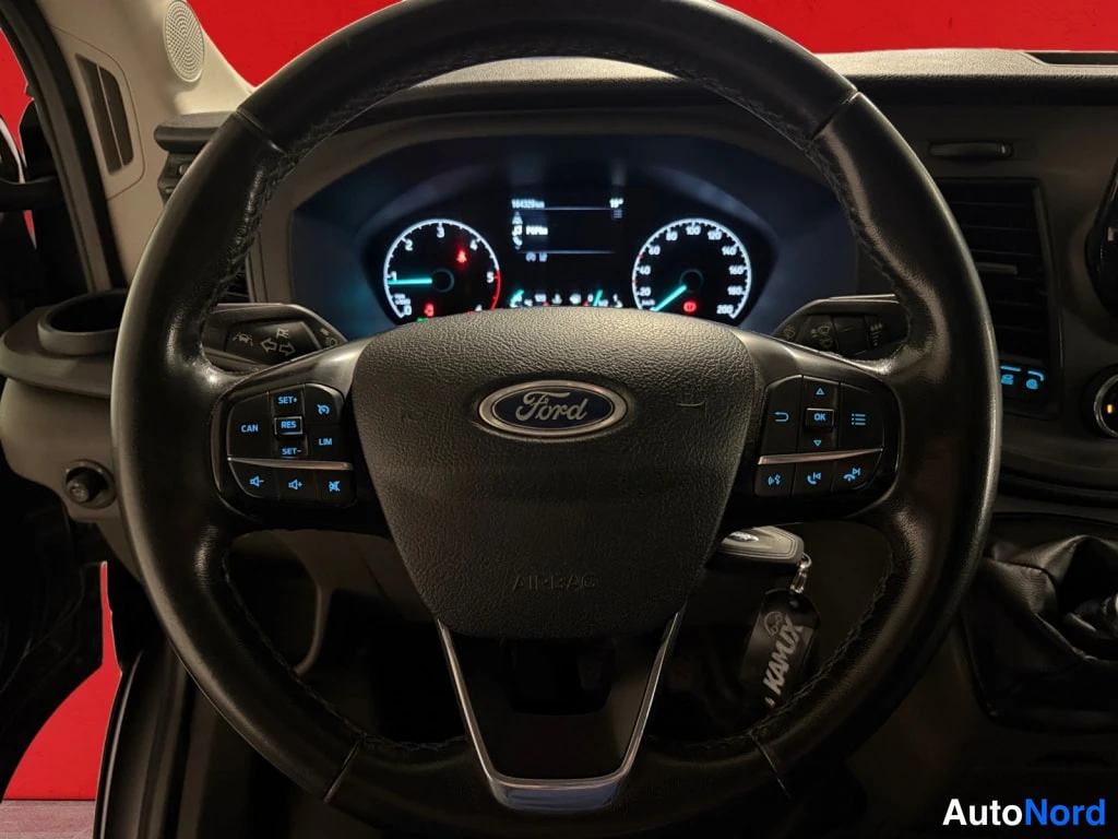 Muu: Ohjaustehostin: kuljettajan puolen ohjaamo, Ford-merkkinen monitoimiohjauspyörä ja instrumenttinayttö, taustapaneeli punainen