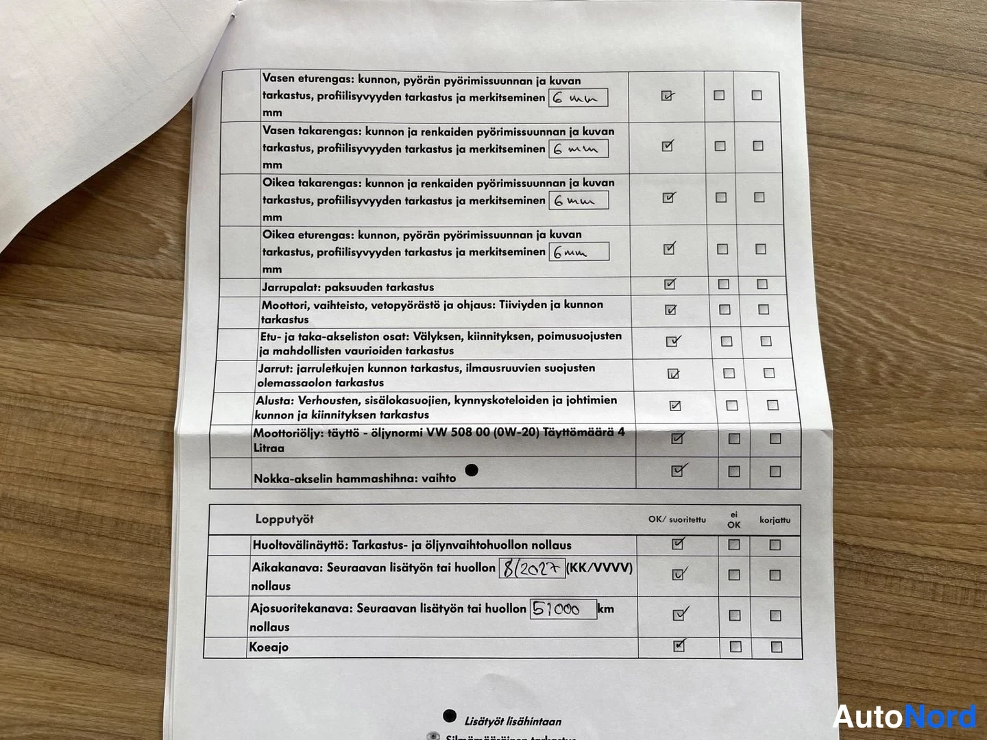 Asiakirja: Huoltoluettelon jatko-osan sivu, jossa renkaiden syvyydet kirjattuna 6 mm ja merkintä seuraavasta huollosta 8/2027 ja 51000 km.