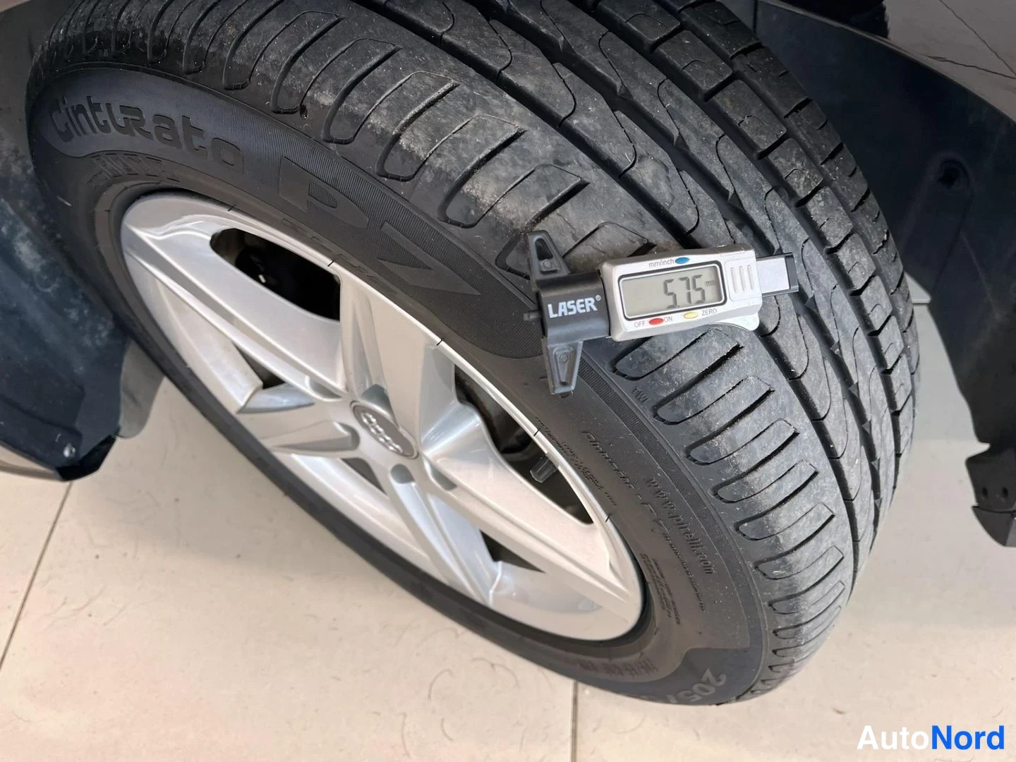Yksityiskohta: Audi-mallinen hopeanvärinen alumiinivannas, Cinturato P7 -kesärengas, kulutusmittari näyttää 5,75 mm