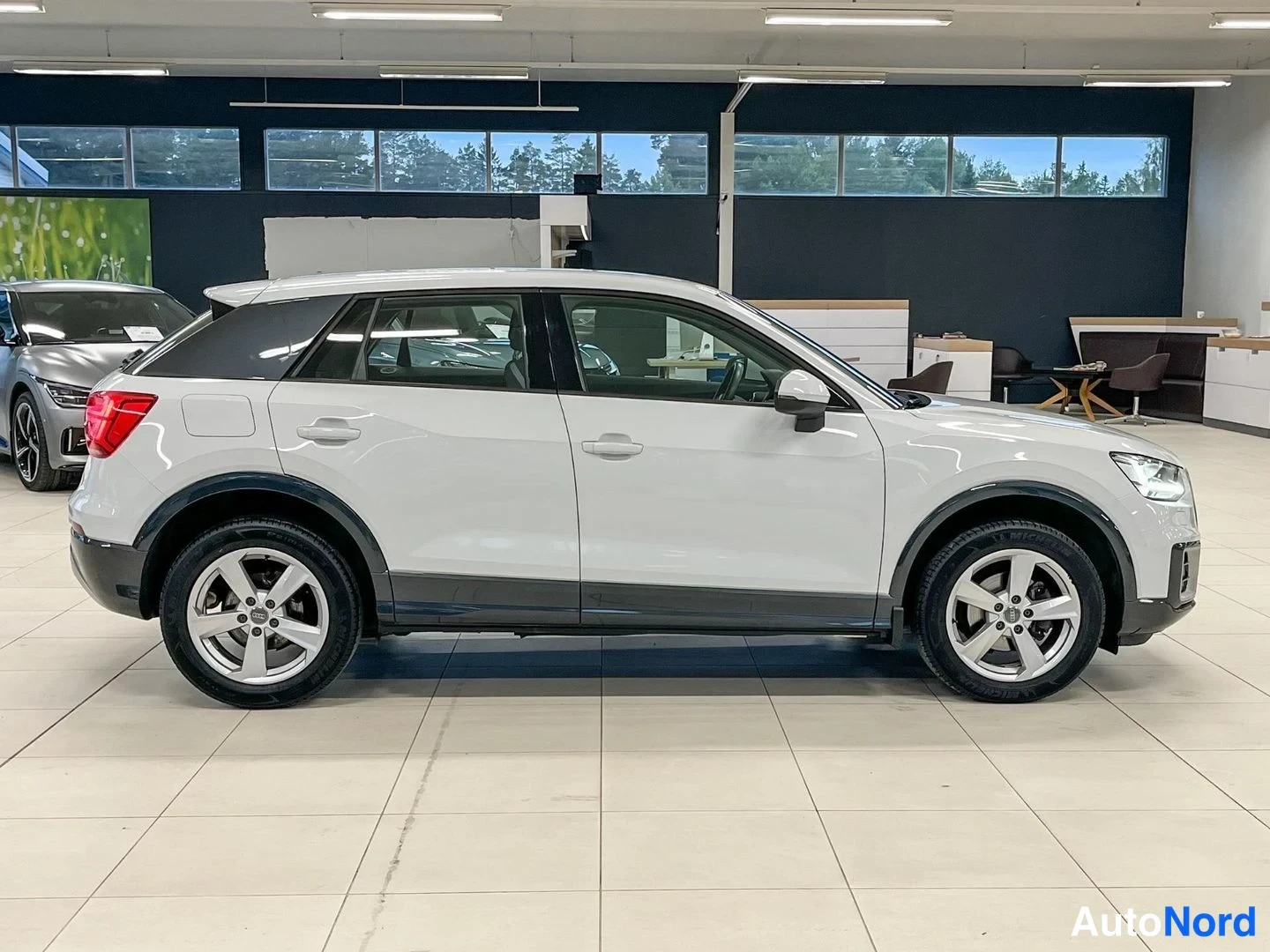 Takaviisto: Audi Q2:n takakulmanäkyväsä valkoinen auto näyttää takavalot ja kyljen.