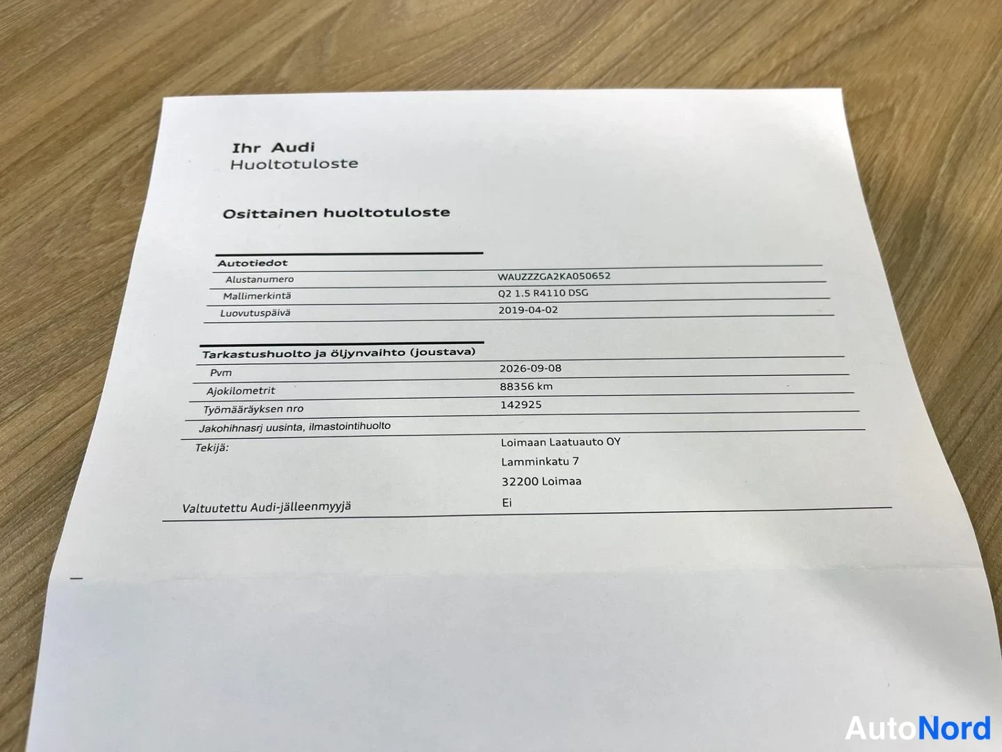 Muu: Paperidokumentti, otsikko 'Ihr Audi Huoltotuloste', jossa lista auton tietoja, kuten 'Q2 1.5 R4110 DSG' ja '2019-04-02'.