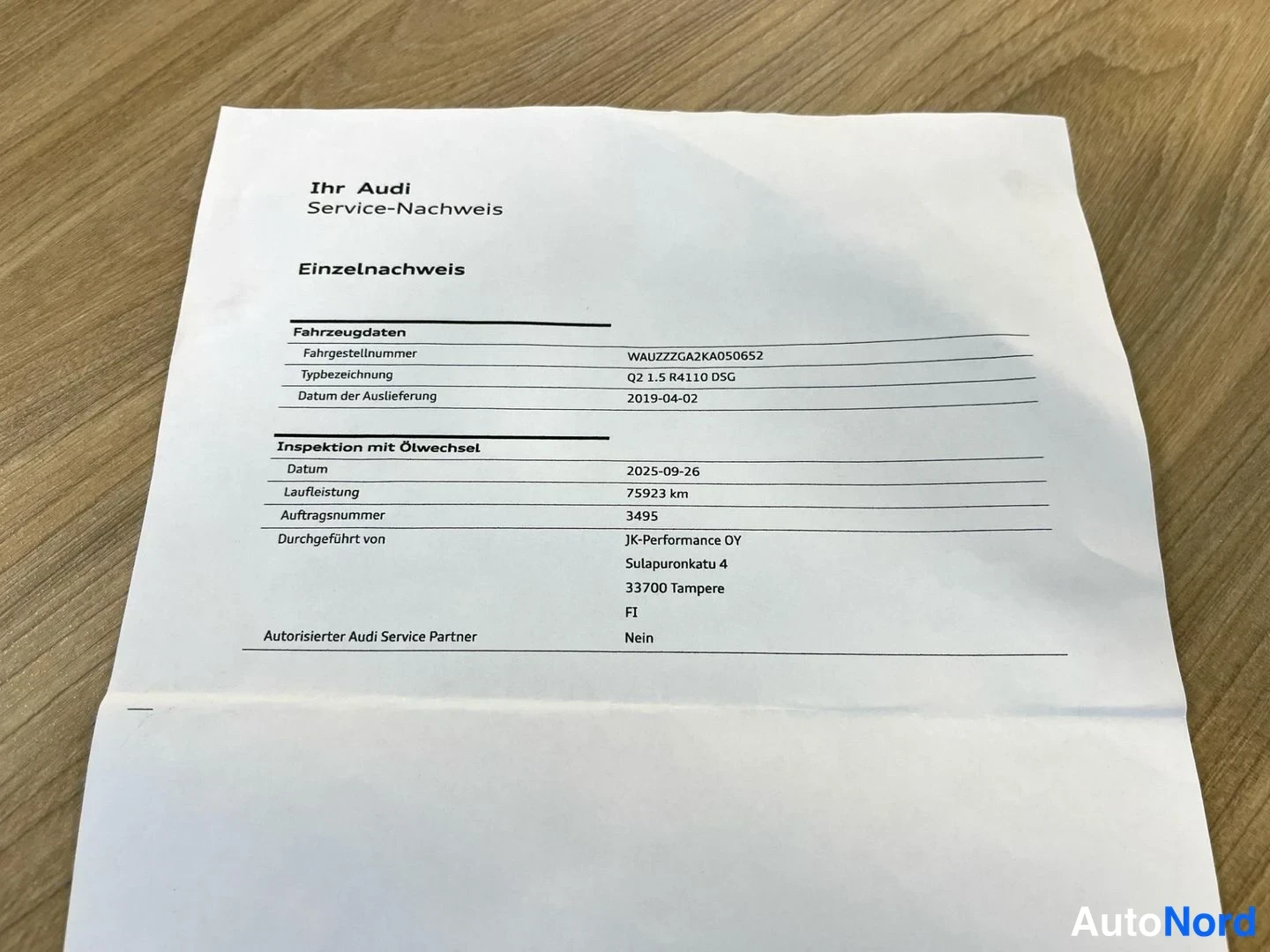 Muu: Paperidokumentti, otsikko 'Ihr Audi Service-Nachweis', jossa lista auton tietoja, kuten 'Q2 1.5 R4110 DSG' ja '2019-04-02'.