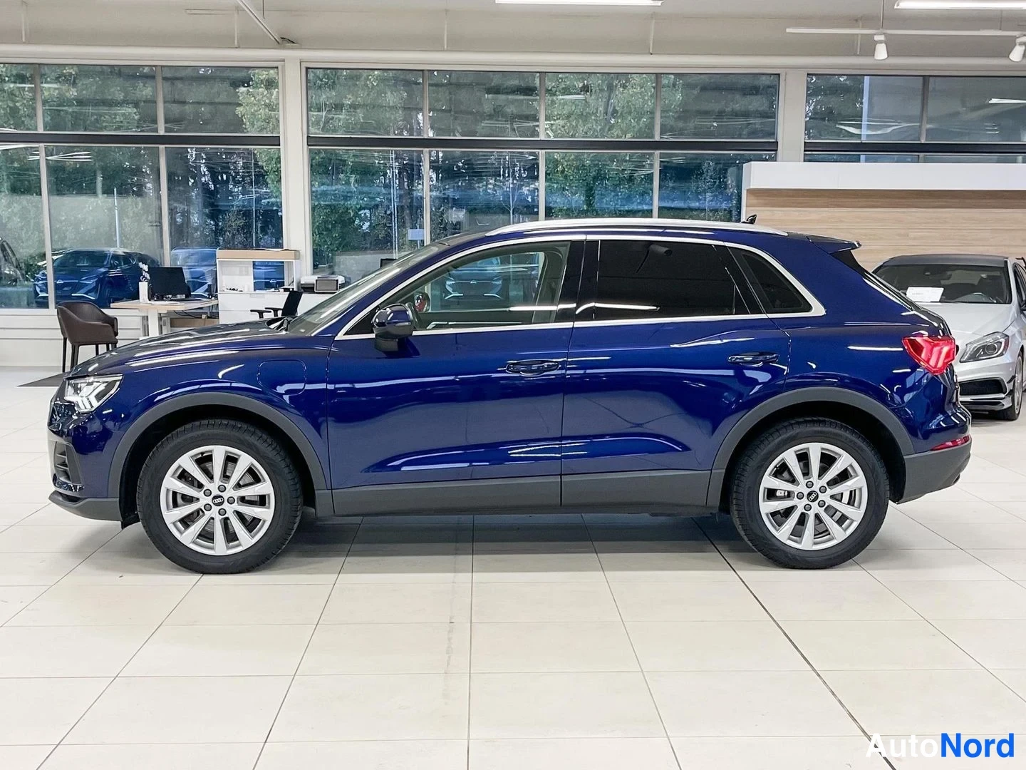 Sininen Audi Q3 2023, etuviisto, keula vasemmalle, kuva 2