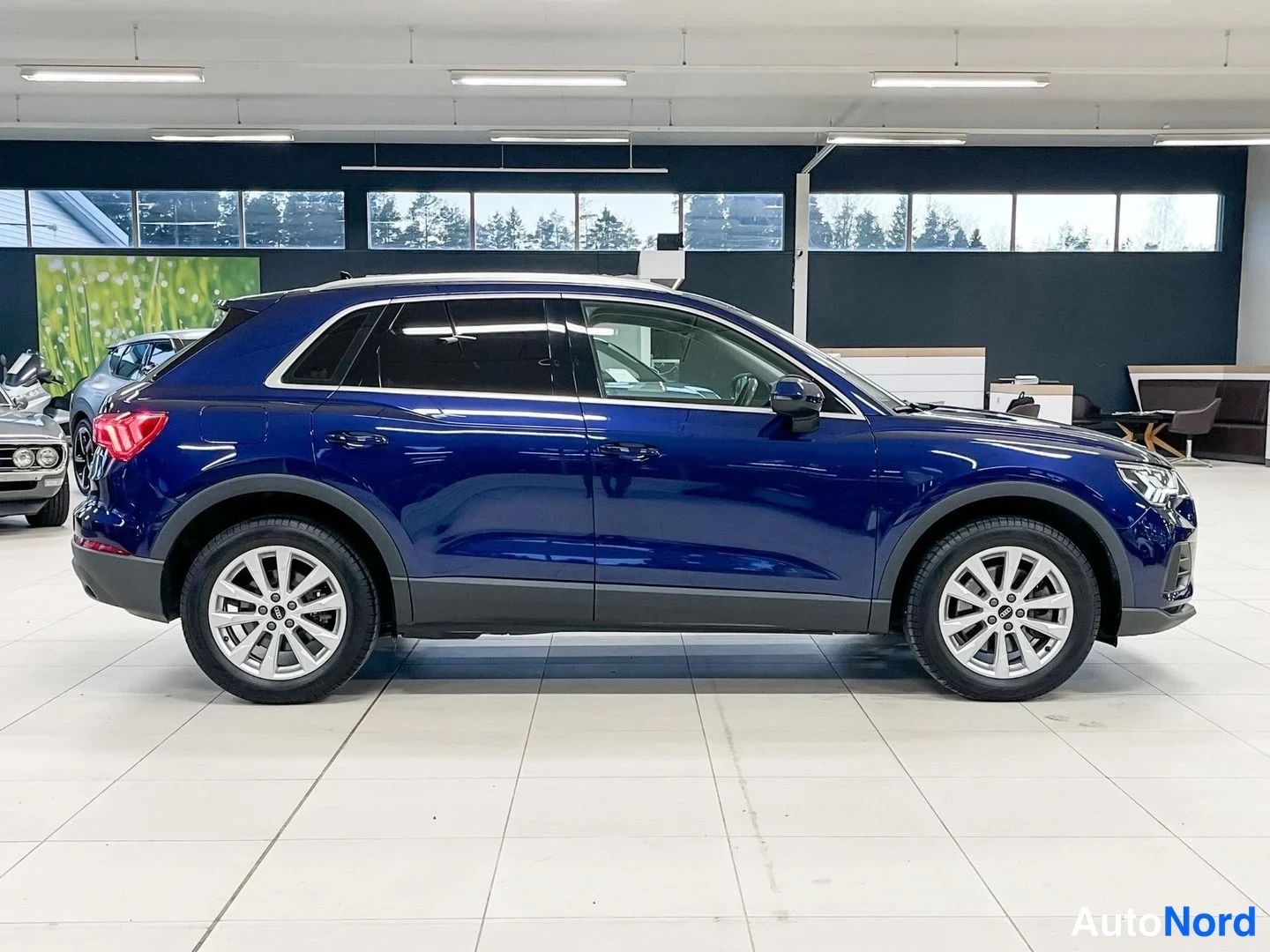 Sininen Audi Q3 2023, sivulta, kuva 4