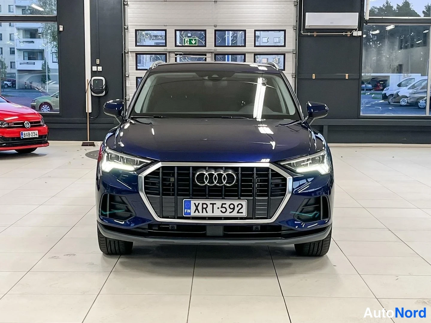 Sininen Audi Q3 2023, edestä, kuva 3