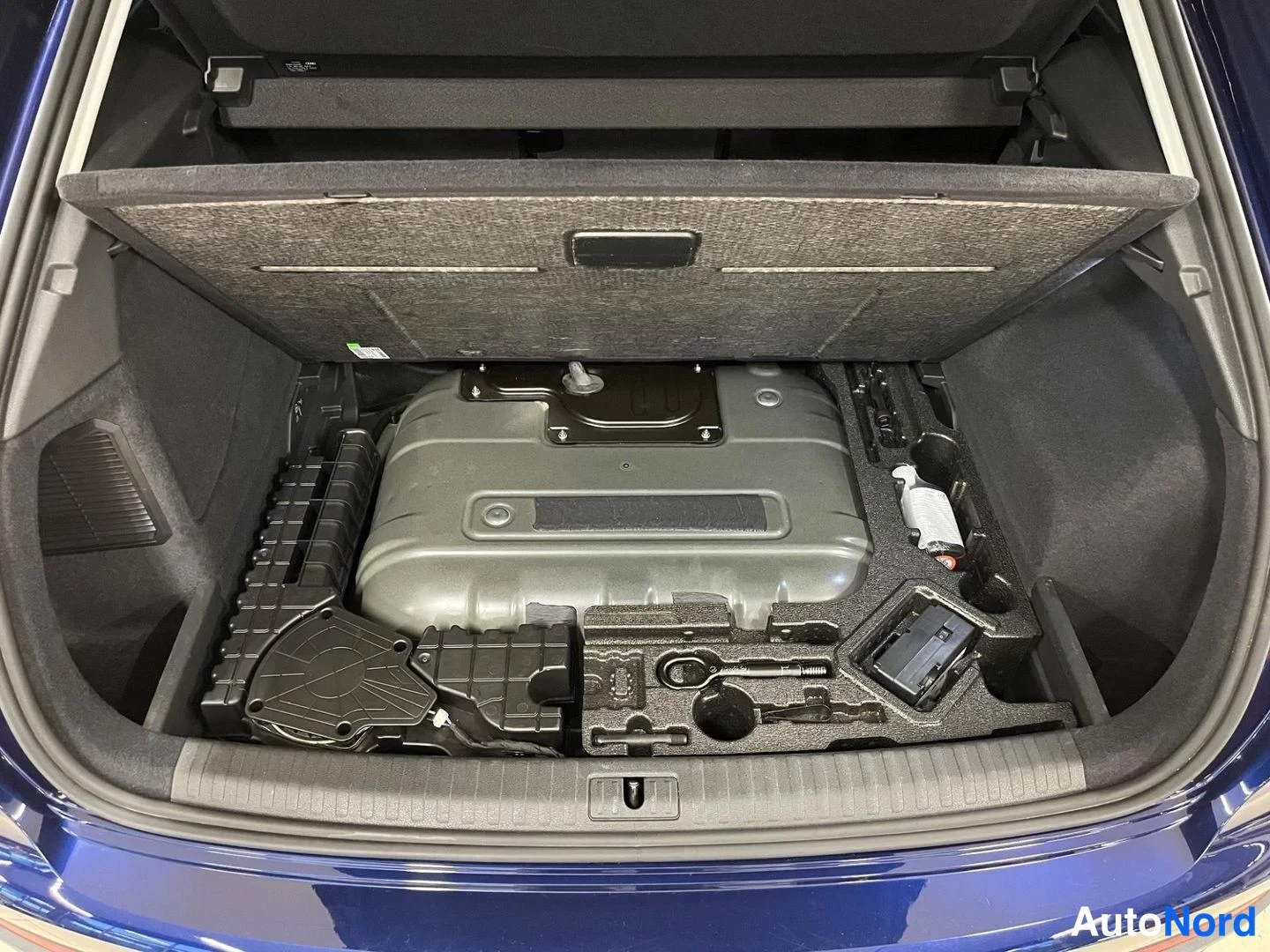 Sininen Audi Q3 2023, tavaratila, kuva 11