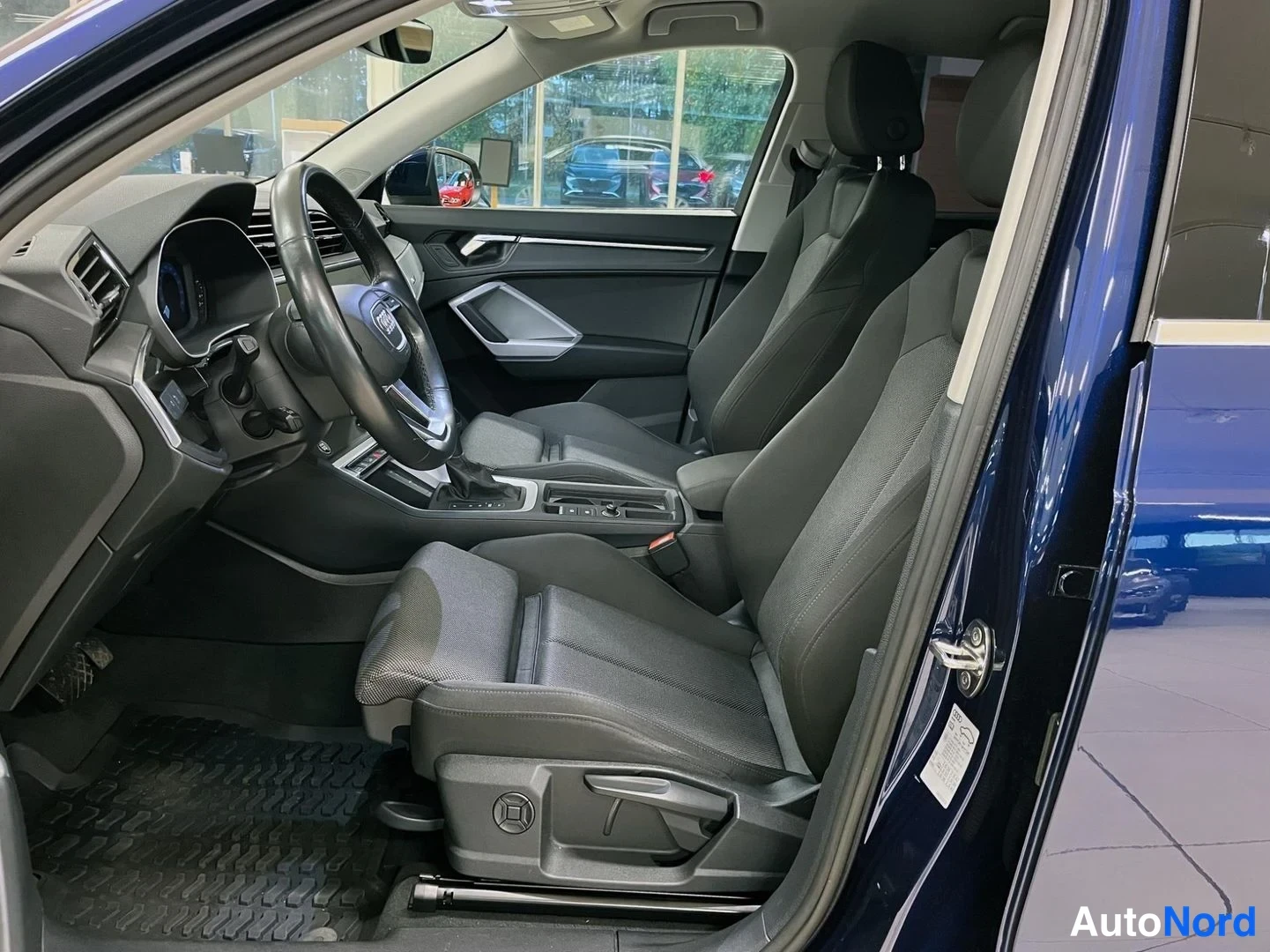 Sininen Audi Q3 2023, ohjaamo, kuva 7