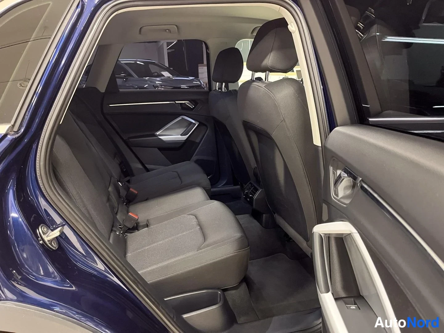Sininen Audi Q3 2023, takaistuimet, kuva 10