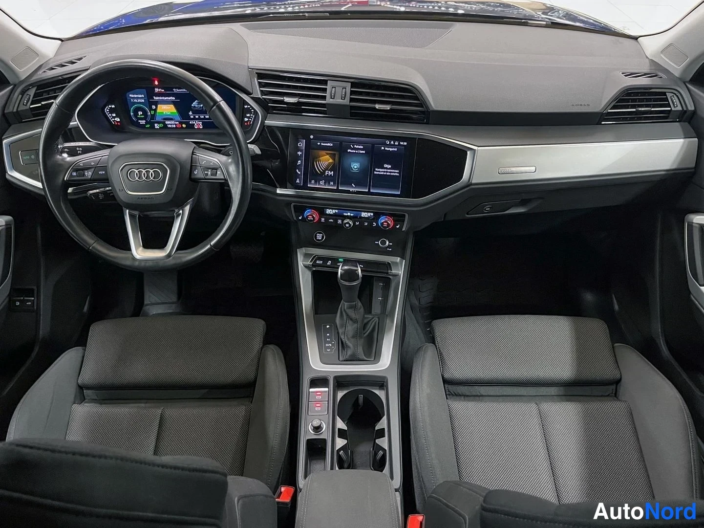 Sininen Audi Q3 2023, ohjaamo, kuva 9