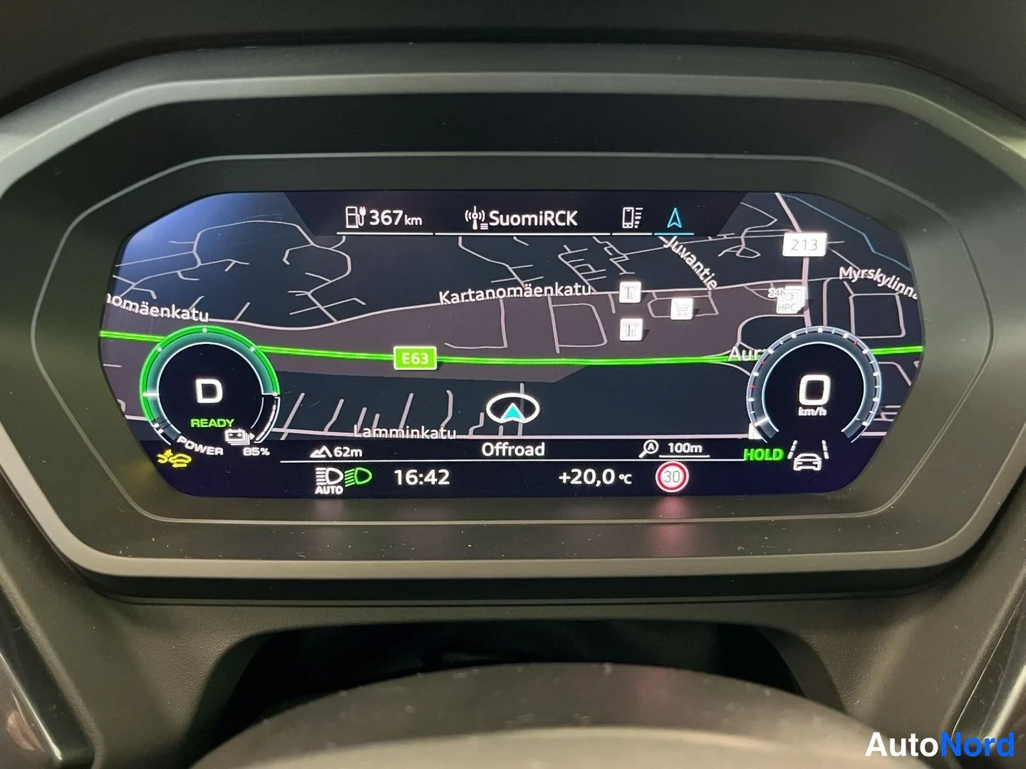 Yksityiskohta: Audi Q4 e-tronin digitaalinen mittaristö näyttää navigointikartan, toimintamatkan 367 km, akun varaustason 85 %, D-vaihteen READY-tilan, nopeuden 0 km/h, ulkolä