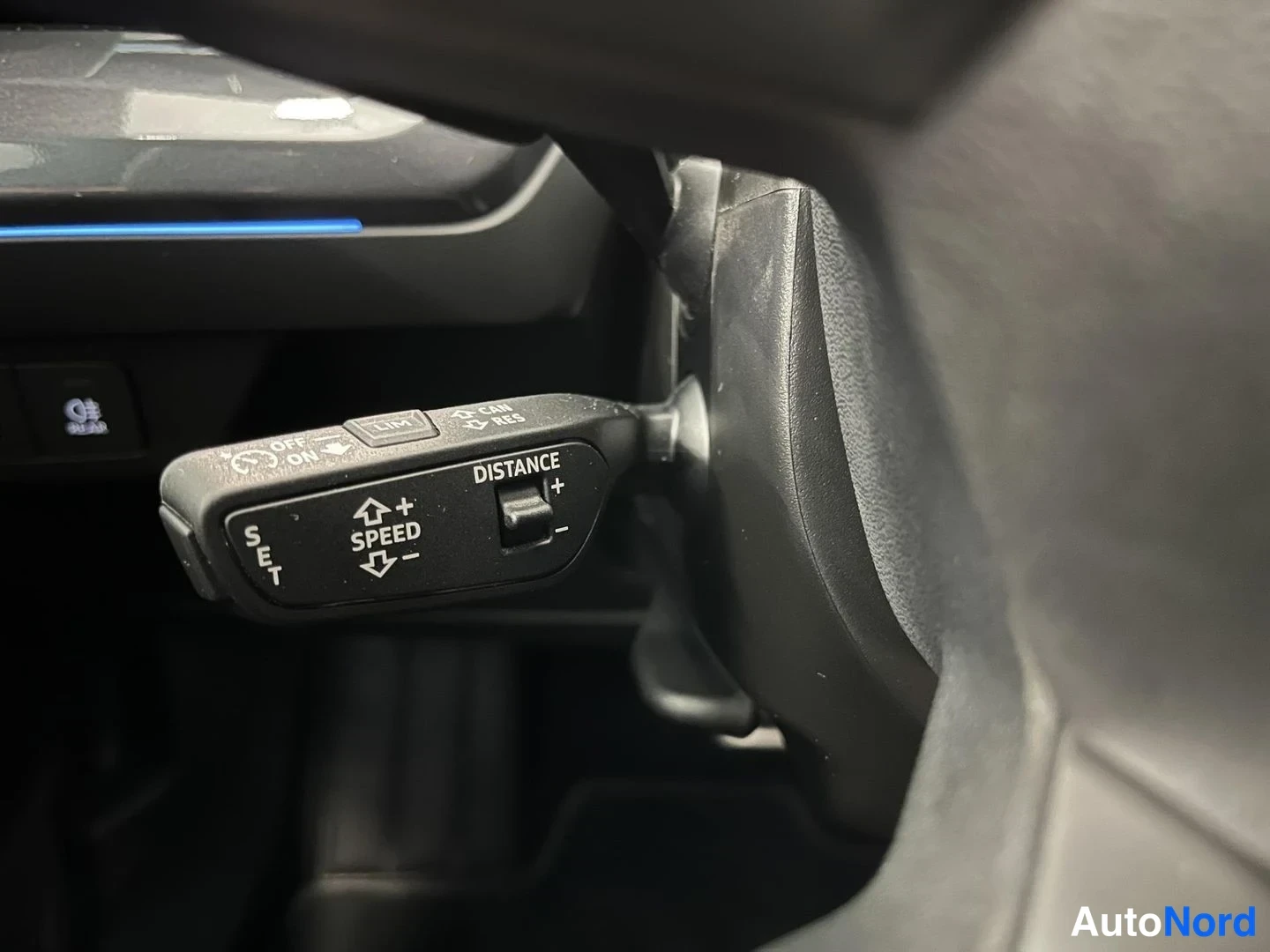 Yksityiskohta: Sisätilakuva: Audi'n vakionopeudensäädin- ja etäisyys sovitin vipu, jossa tekstit OFF, ON, SET, SPEED, DISTANCE, CAN ja RES.