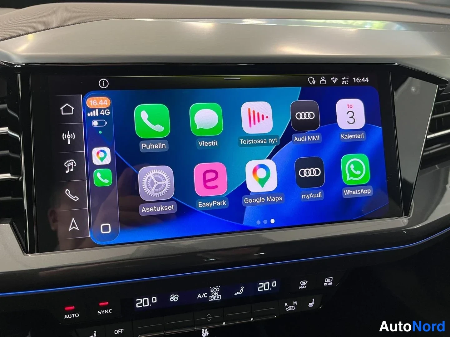 Muu: Infotainment-näytön sovellusnäkymä: kuvakkeita kuten Puhelin, Viestit, Audi MMI, Kalenteri, Asetukset, EasyPark, Google Maps, myAudi ja WhatsApp.