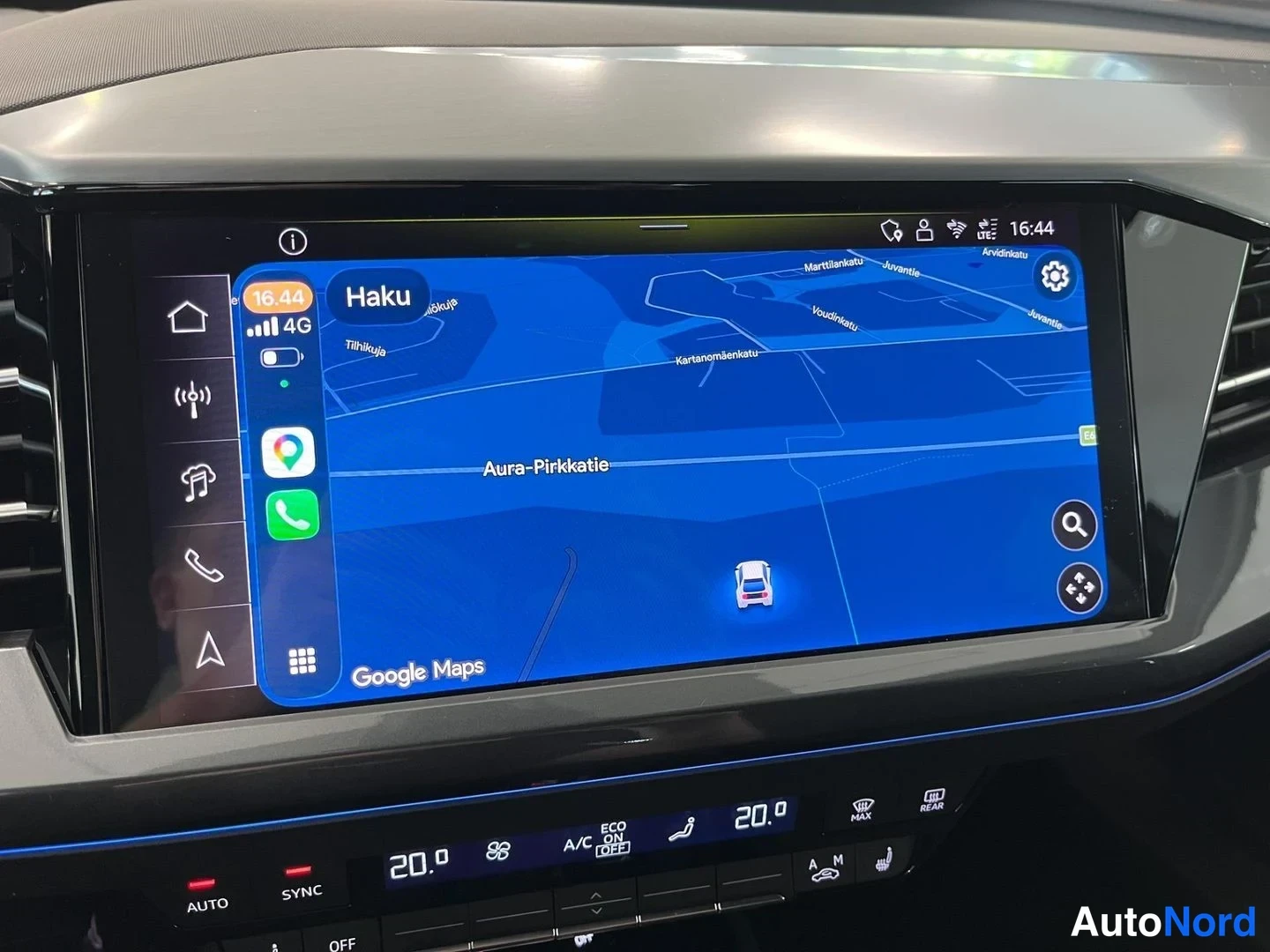 Muu: Infotainment-näyttö Google Maps -navigaatiossa: sininen kartta, jossa hakukenttä 'Haku', katu Aura-Pirkkatie ja ajoneuvon sijaintimerkki.