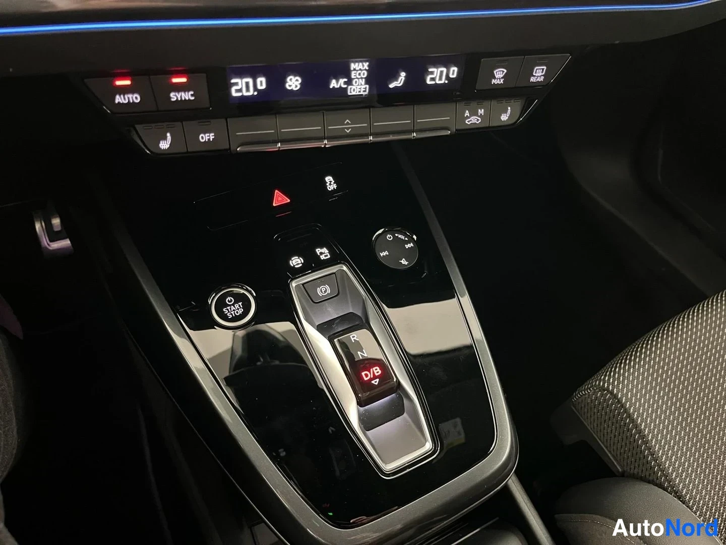 Yksityiskohta: Keskikonsolin alapuoli: automaattinen ilmastointipaneeli (20,0, A/C, ECO ON/OFF, AUTO, SYNC), käynnistyspainike 'START STOP', vaihdevipu R–N–D/B ja elektroninen