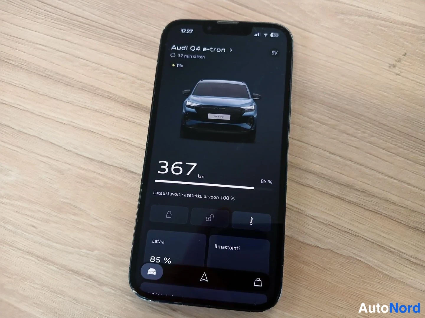 Yksityiskohta: Puhelimen näytöllä Audi-sovellus, auton tila: 367 km toimintamatka, 85 % akku.
