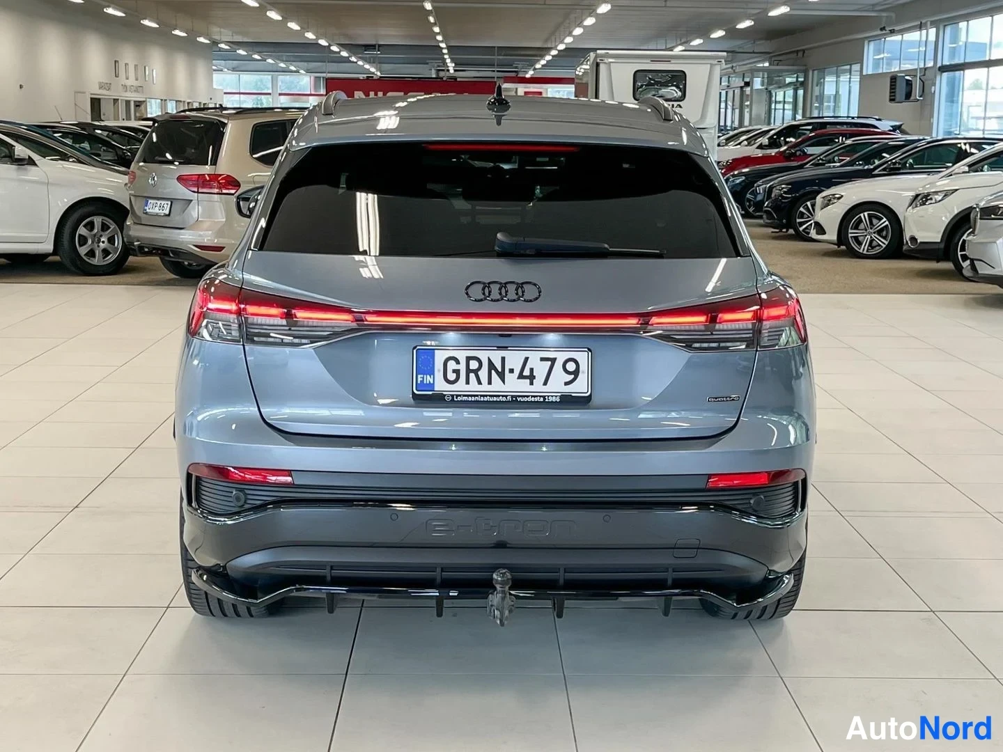 Takaa: Audi e-tron-takaa: rekisteritunnus, kytkysilmä ja tummat takavalot.