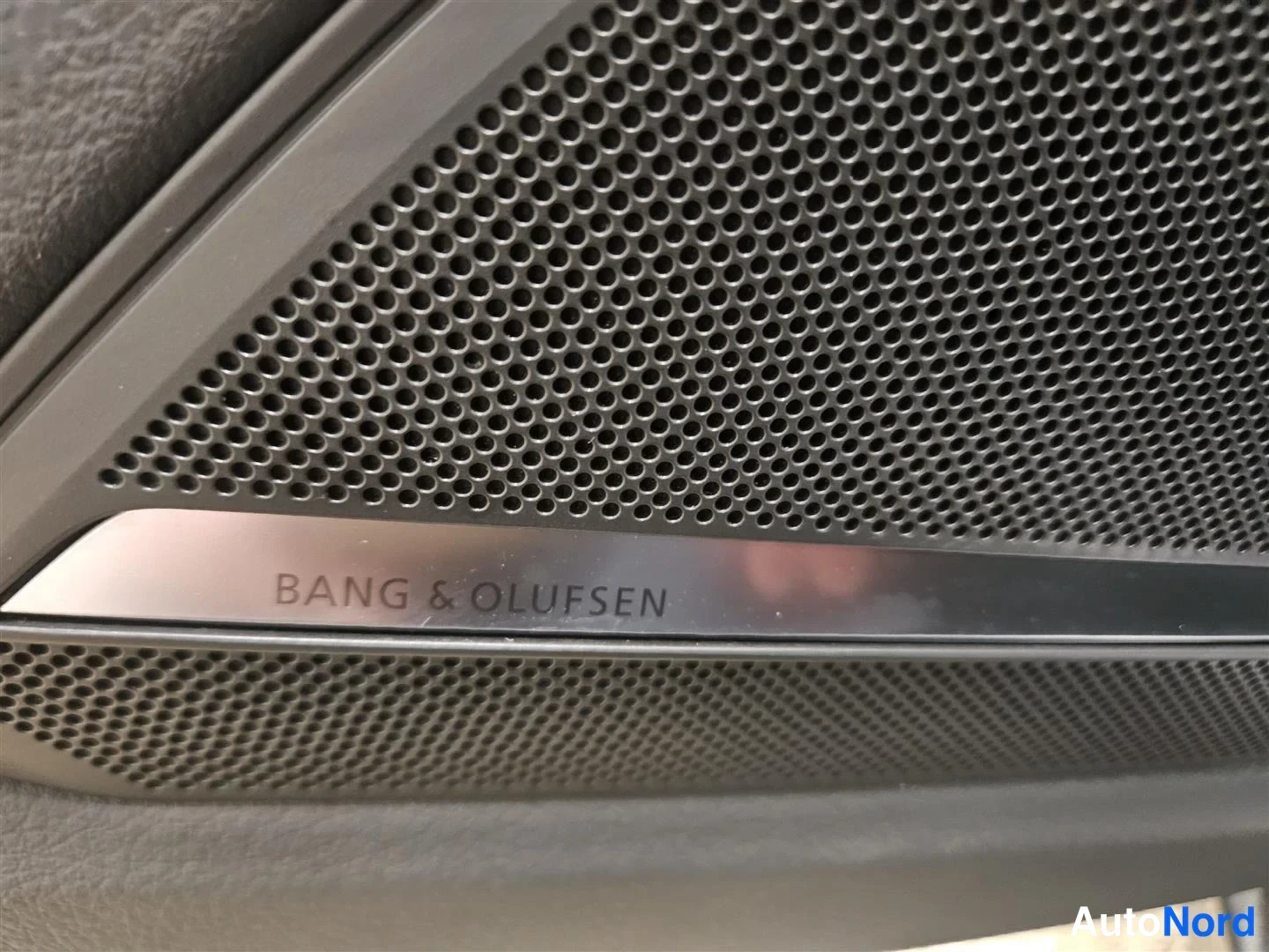 Yksityiskohta: Kaiuttimen koristePaneelissa lukee BANG & OLUFSEN.
