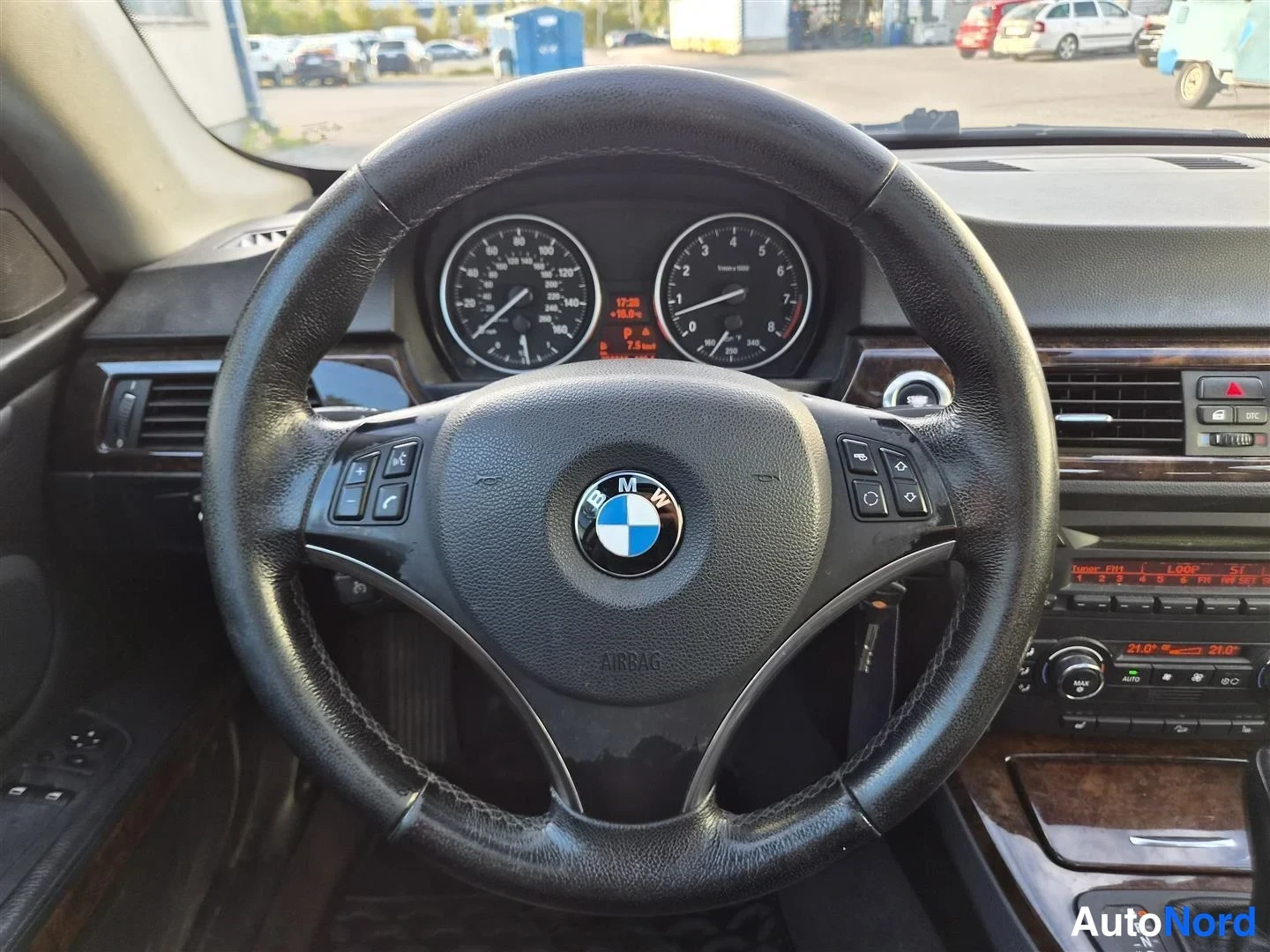 Muu: Lähikuva BMW-ohjauspyörästä ja mittaristosta.