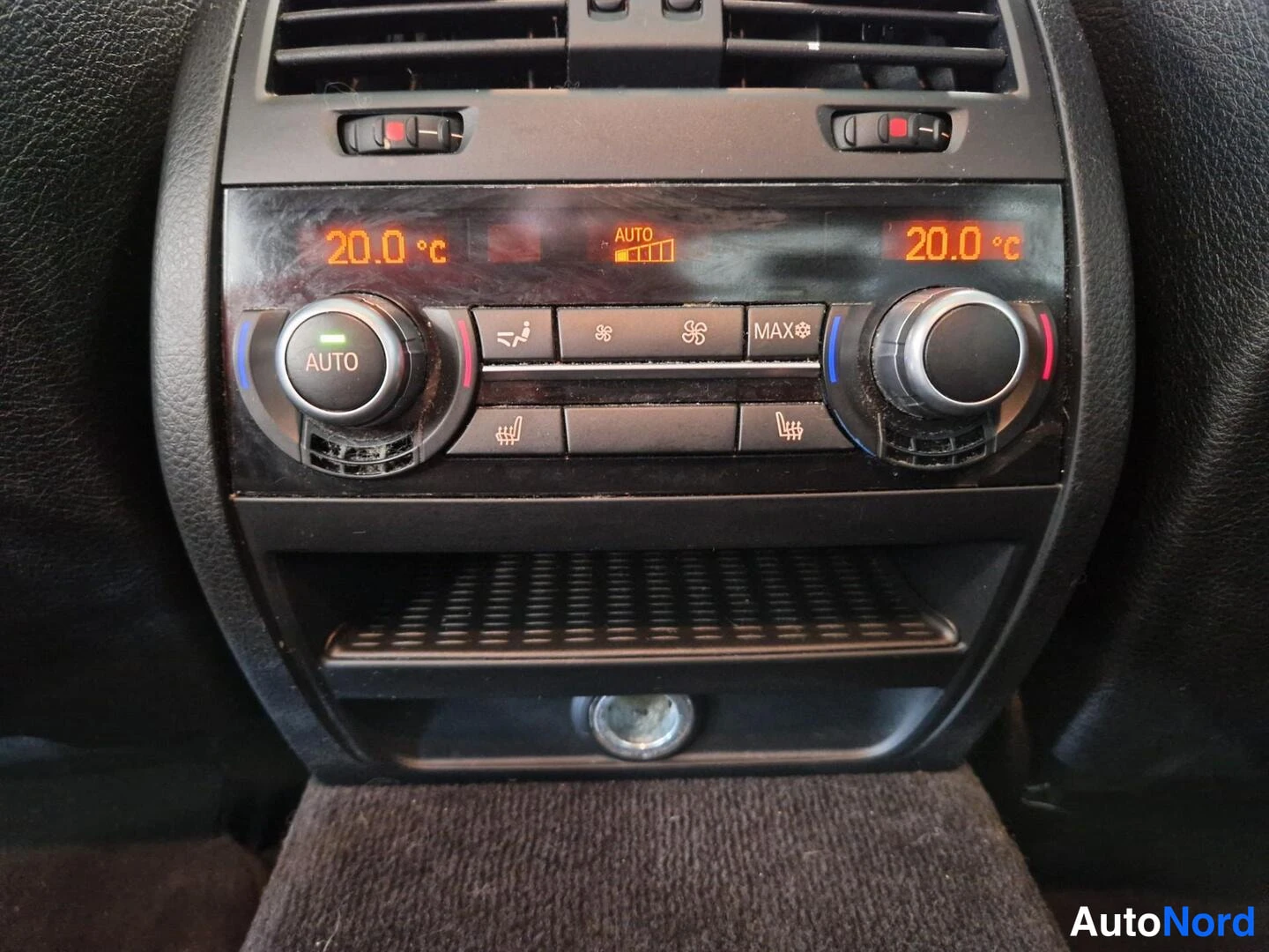 Yksityiskohta: Automaattinen kaksivyöhykeilmastointi, näytössä 20,0 °C ja AUTO