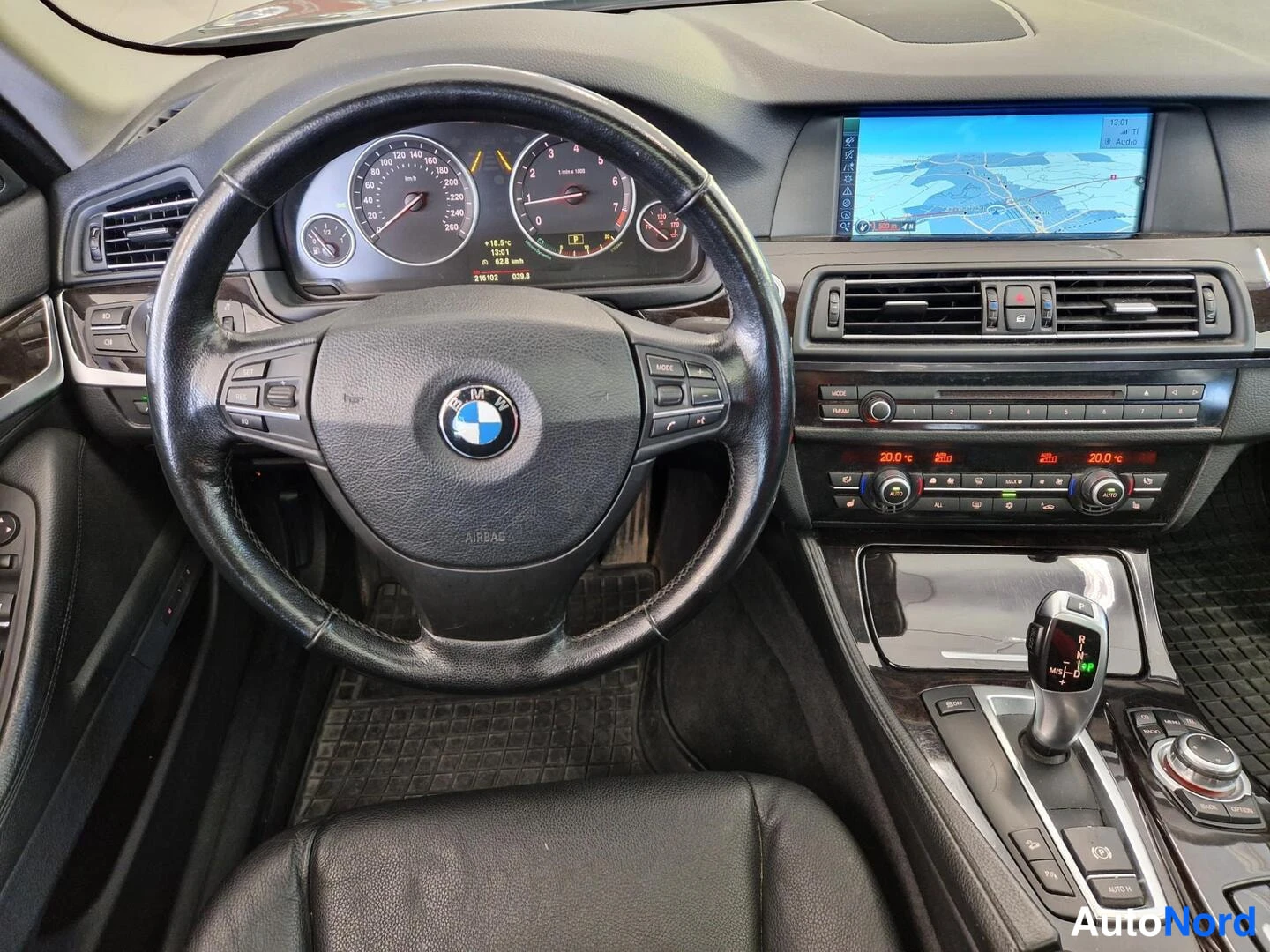 Muu: Kuljettajan näkemys: BMW-ohjauspyörä, mittaristo, navigoinnin näyttö ja vaihteenvalitsin.