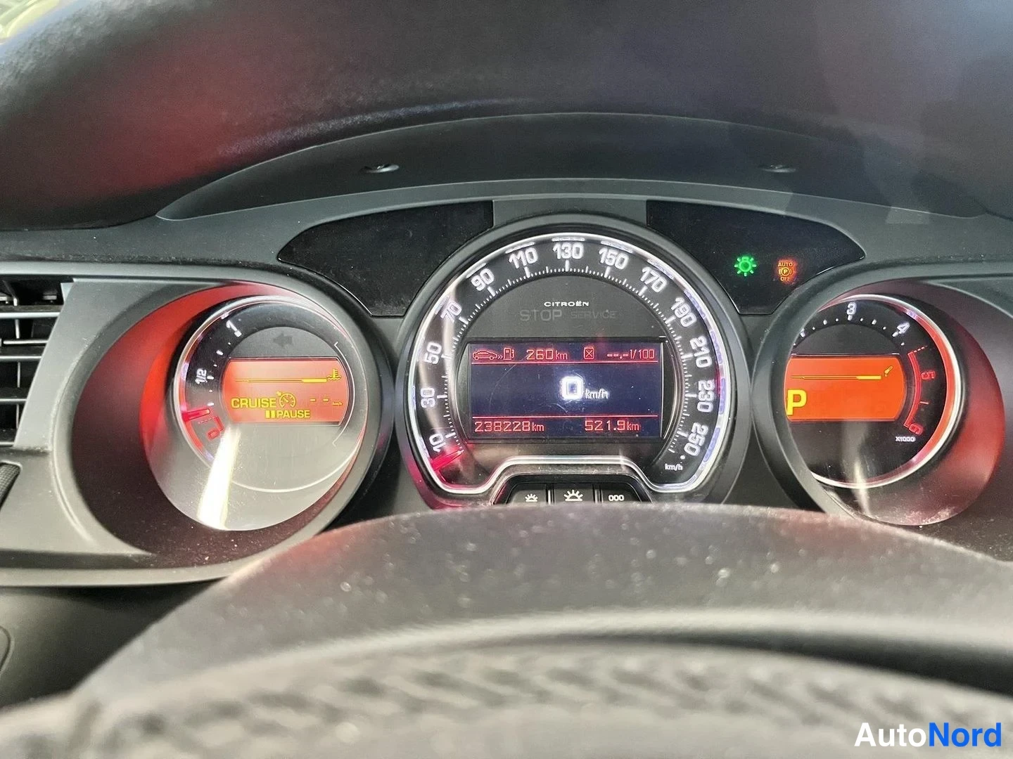 Muu: Sisäkuva: mittaristo, näytössä 238228 km, 521.9 km, 260 km ja 0 km/h.