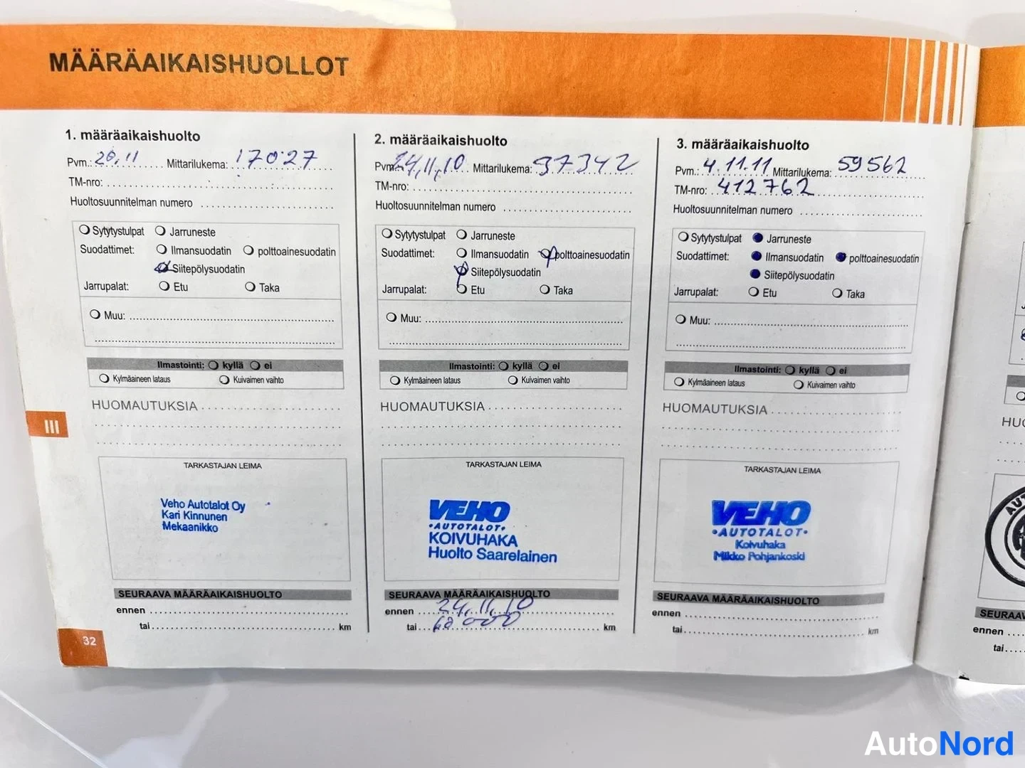 Asiakirja: Huoltokirjan sivu 'MÄÄRÄAIKAISHUOLLOT' kolmella täytetyllä huoltokohdalla, leimoina Veho Autotalot.