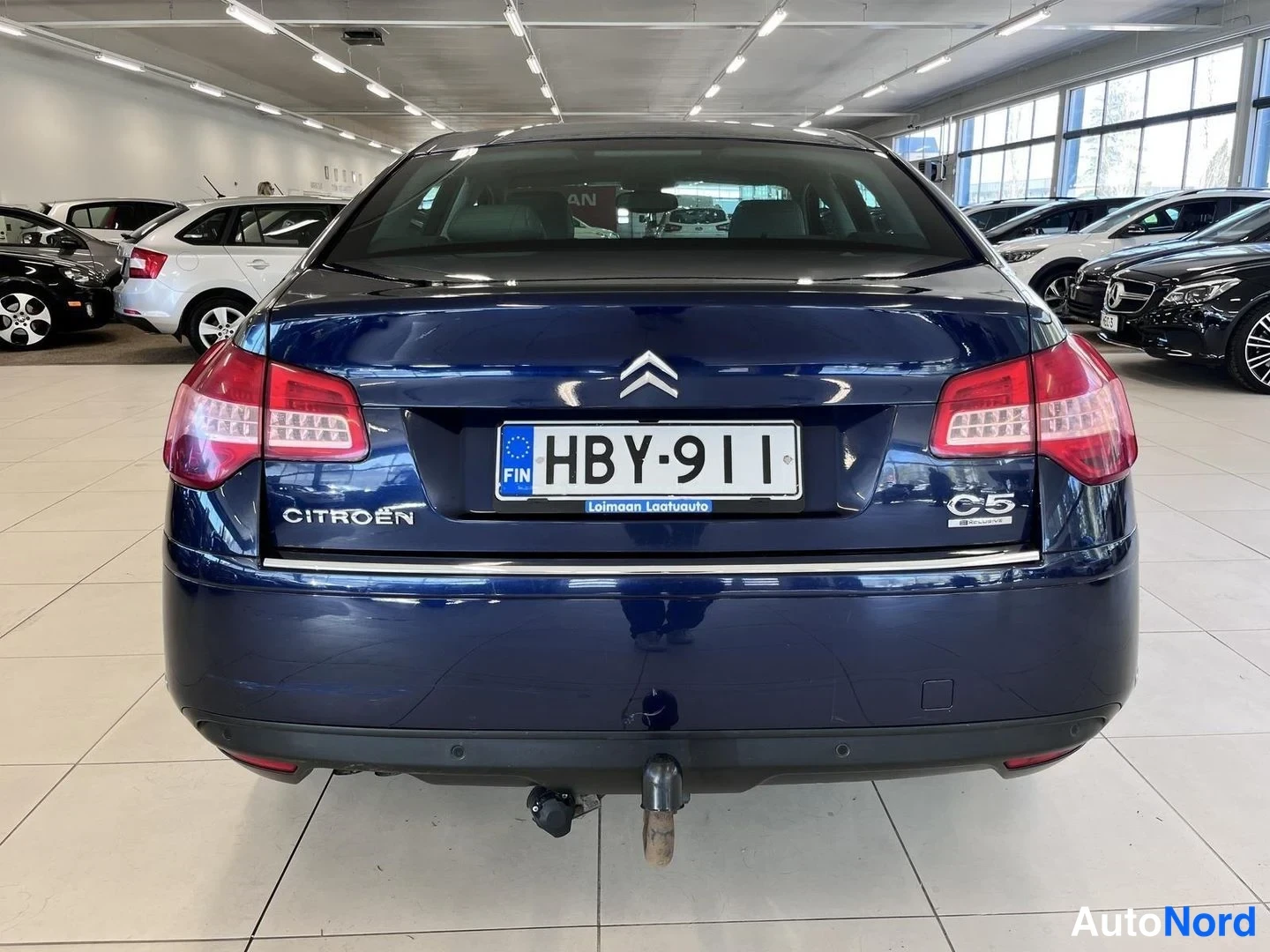Takaa: Tummansininen Citroën C5 -sedan perä suoraan takaa; rekisteri ja lukittu vetokoukku.