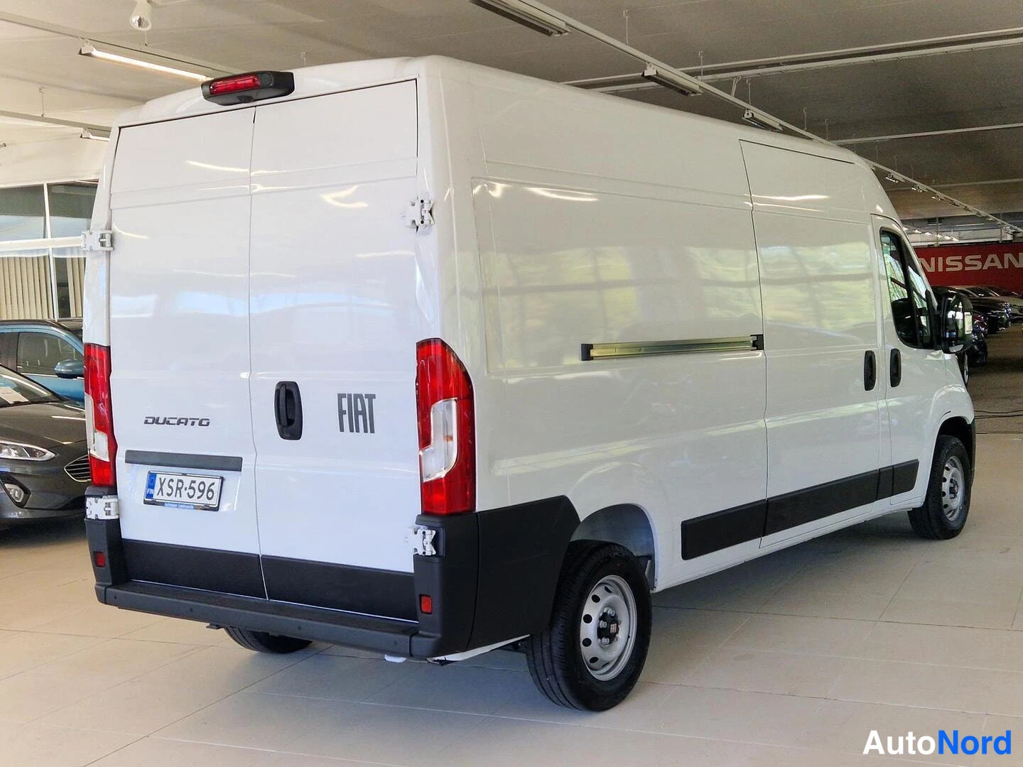 Takaviisto: Fiat Ducato -pakettiauto takaviistöstä vasemmalta, valkoinen korimalli autonhallissa.