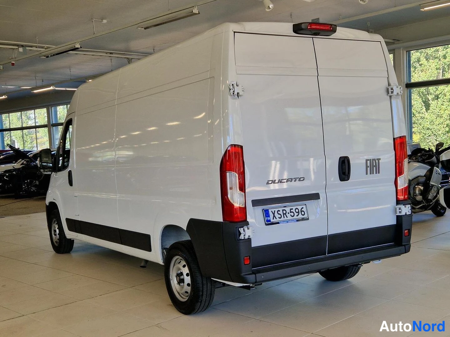 Takaviisto: Fiat Ducato -pakettiauto takaviistöstä oikealta, valkoinen korimalli autonhallissa.