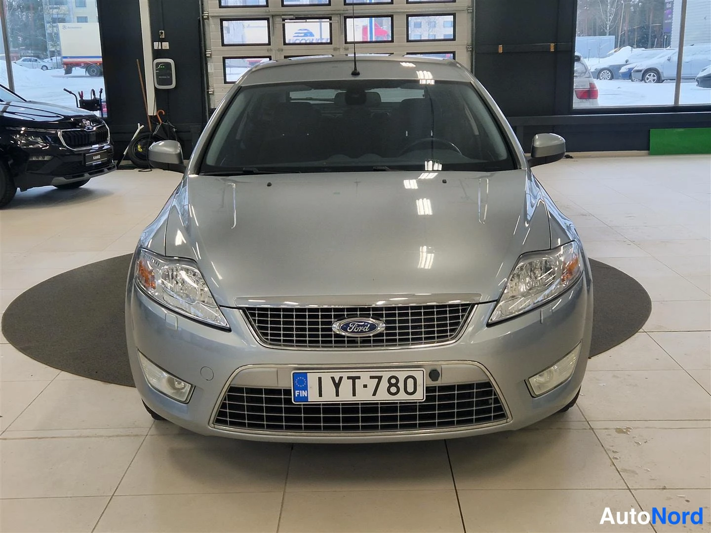 Edestä: Ford Mondeo -farmarin hopeinen etunäkymä, rekisteritunnus