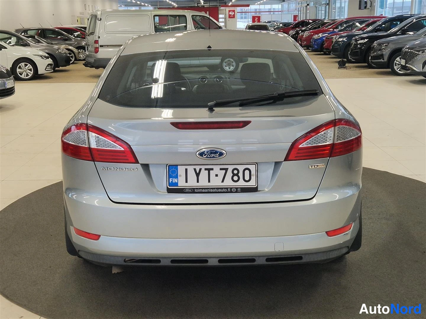 Takaa: Ford Mondeo -farmarin hopeinen takanäkymä, rekisteritunnus