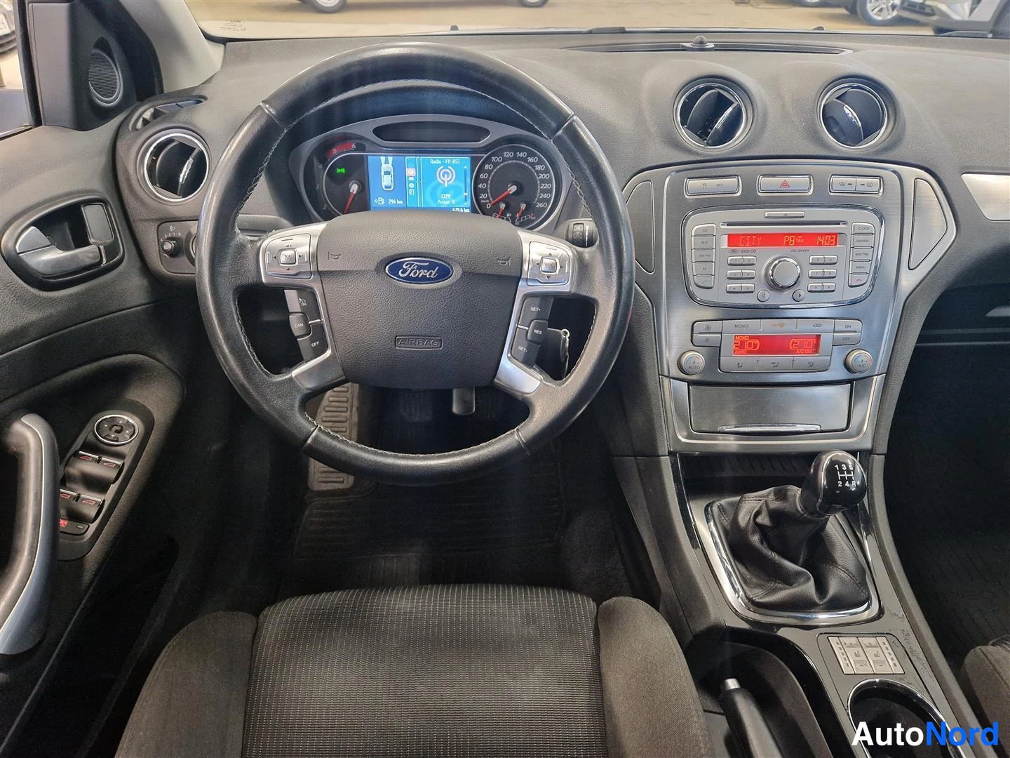 Etuviisto, nokka oikealle: Ford-ohjauspyörä, manuaalivaihteisto, SONY-radio ja kaksipaikainen kojelaudan näyttö.