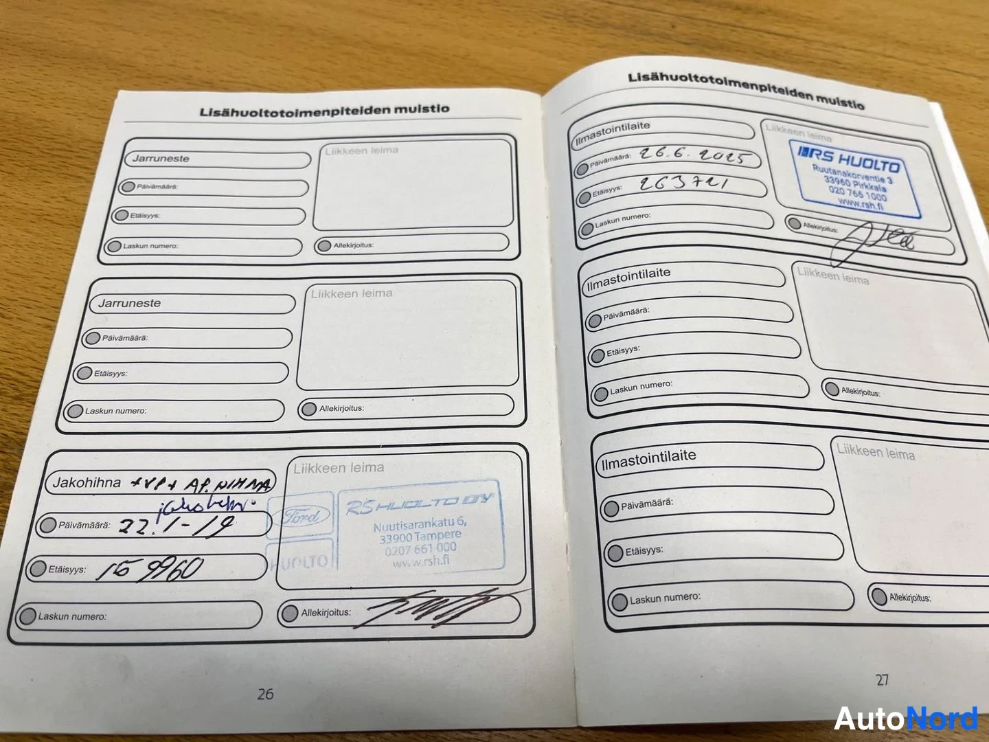 Muu: Avattu huoltokirja, sivut 26–27, jossa käsinkirjoitettuja merkintöjä lisähuoltojen päivämääristä ja etäisyyksistä sekä RS Huolto -liikkeen leimoja.