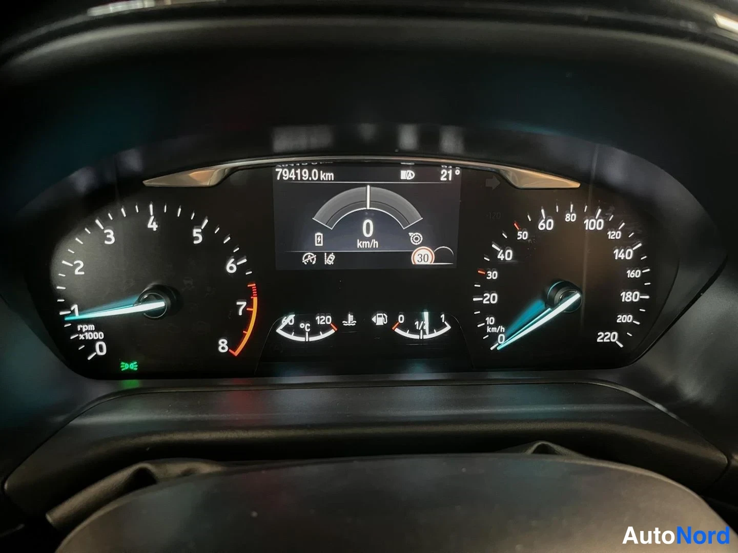 Yksityiskohta: Mittaristö näyttää 79419.0 km matkan ja 21 asteen ulkolämpötilan.