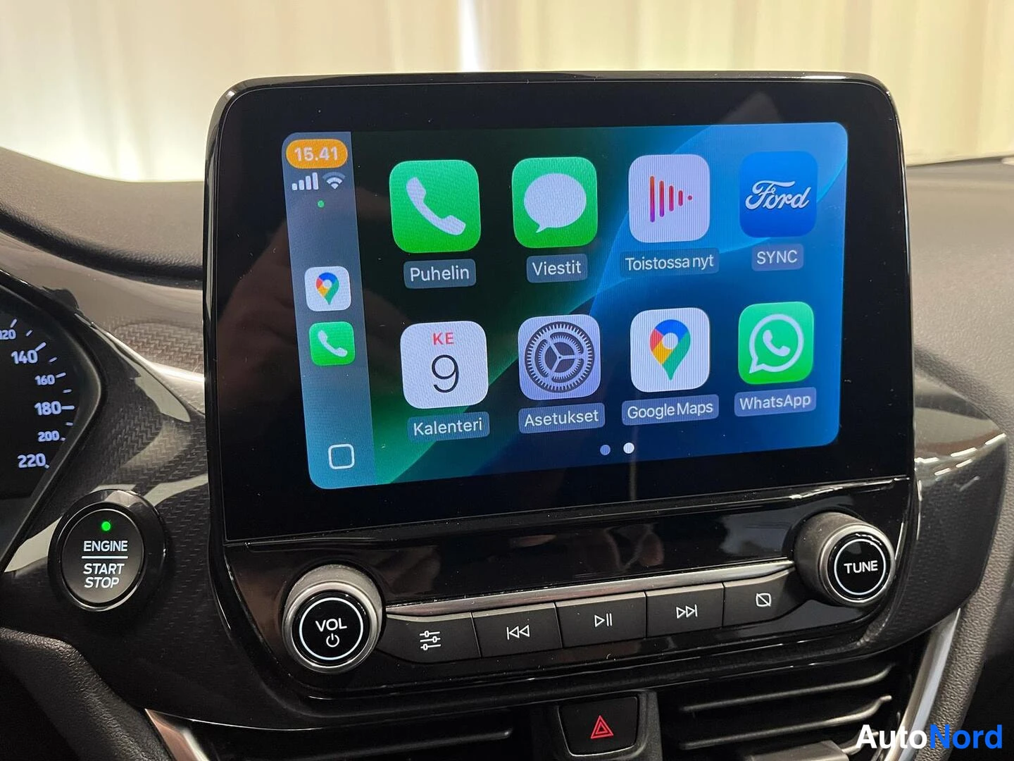Muu: Infotainment-näyttö Apple CarPlay -käyttöliittymällä, jossa sovellukset Puhelin, Viestit, Toistossa nyt, SYNC, Kalenteri, Asetukset, Google Maps ja WhatsApp.