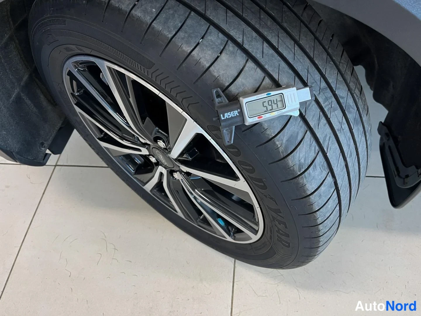 Muu: Auton etupyörän kaasuttimien syvyys mitataan Laser-työkalulla 5,94 mm.