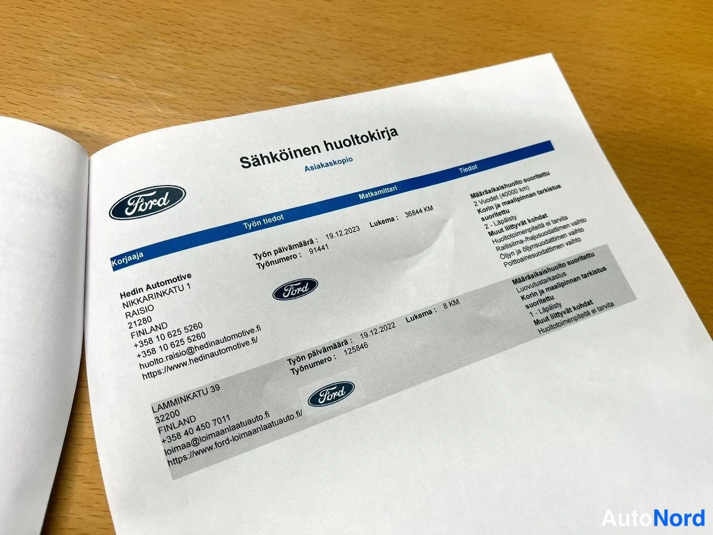 Asiakirja: Ford-huoltokirjan asiakaskopio, jossa kaksi huoltoa päivämittareilla 36 844 km ja 8 km.