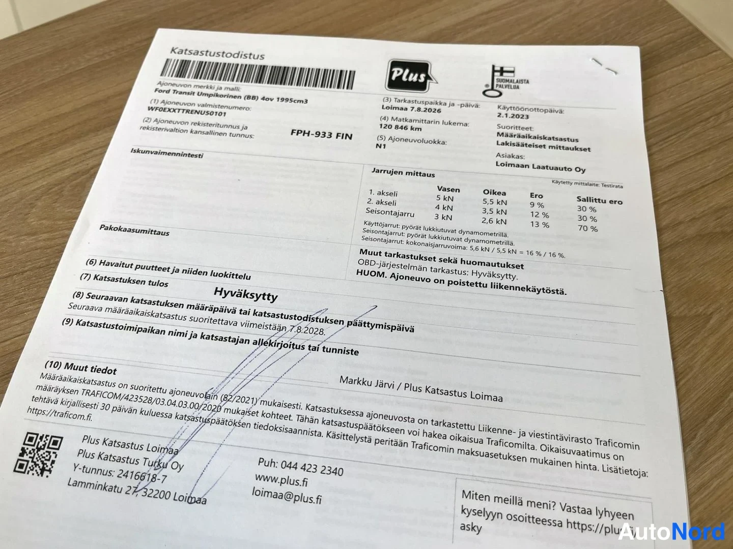 Asiakirja: Katsastustodistus Ford Transit -pakettiautolle, hyväksytty, voimassa 7.8.2026 asti, todistuksessa polkimenmutkaisten merkintöjen allekirjoituksia