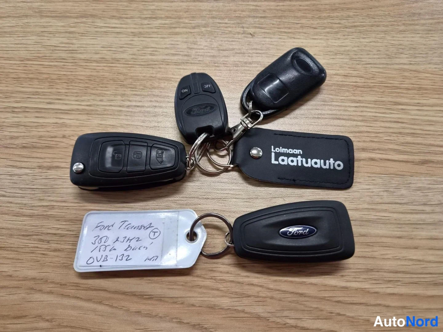 Muu: Kolme Ford-avainrypäpäää ja avainkeksi, jossa käsin kirjoitettu 'Ford Transit 360 L3H2' ja rekisteritunnus, sekä Loimaan Laatuauto -avainnauha.